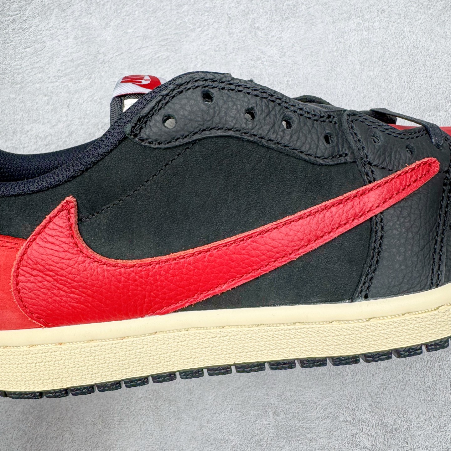 图片[20]-＃Ljr特供 Travis Scott x Air Jordan AJ1 Low OG SP TS联名倒钩低帮 黑红 DM7688-061 全新改良批次 圈内最强倒钩系列 恪守真诚 承诺混一赔十 高端零售裸鞋圈特供批次 产品品控稳定性领先行业 SZ原厂全套原楦原纸板冲刀磨具开发 原厂皮料加持 原厂港宝加持定型后跟R度完美 同源原厂电绣 鬼脸飞翼针数密度立体效果一致 百分百一致原鞋 原厂拉帮工艺 针距密度一致 后跟弧度收口自然不对折 极致一眼正品既视感 进口玻璃冲刀皮料裁剪零毛边 全鞋电脑针车工艺 品控清洁度最高QC检验标准 免检产品 原厂订购鞋盒、鞋标、防尘纸、鞋撑、鞋带 追求极致的原厂味道 尺码：36 36.5 37.5 38 38.5 39 40 40.5 41 42 42.5 43 44 44.5 45 45.5 46 47.5 48.5-选品中心