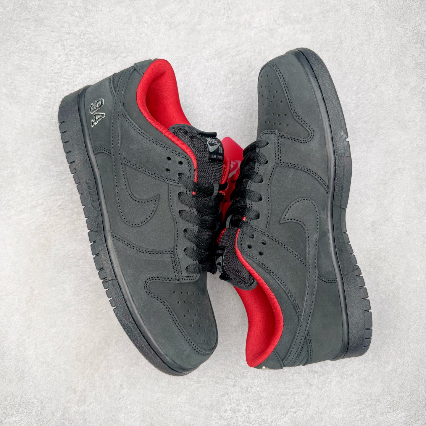 图片[3]-＃纯原 Supreme x Nk Dunk SB Dunk Low 舒适 防滑耐磨低帮板鞋 男女同款 联名亚洲限定黑黄 HQ8487-001 独家原厂航空铝磨具打磨大底 鞋头坡度极致还原 原盒原配 圈内天花板工艺 原厂冲刀 超高清洁度 全鞋零毛边皮料切割 全套原楦原模倾力打造完美版型 采用原厂百宏鞋带以及原厂百宏织唛舌标 内标可供原厂几率过验 原厂中底布黄色点胶 原厂中底布拉帮走线遵循公司‼️尺码：36 36.5 37.5 38 38.5 39 40 40.5 41 42 42.5 43 44 44.5 45 46 47.5-选品中心