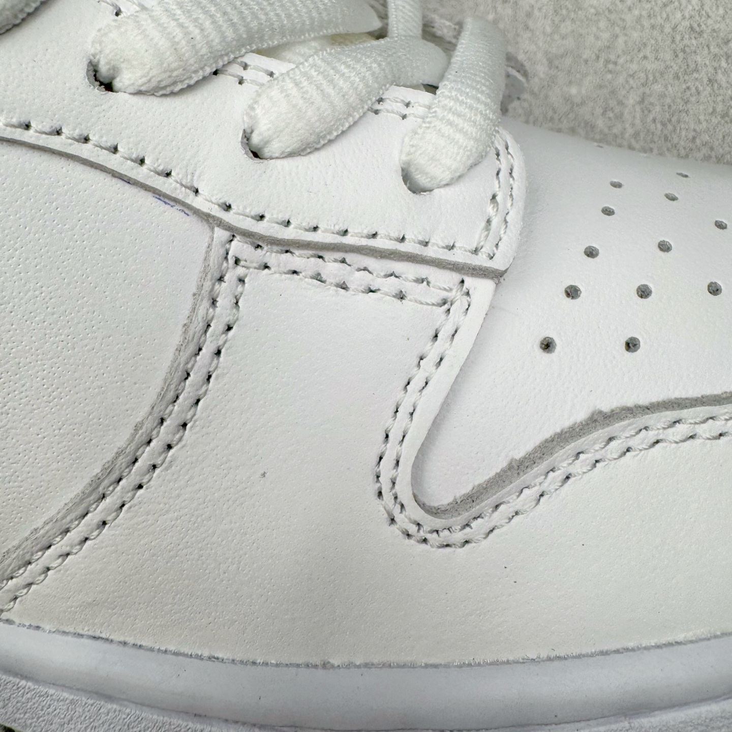 图片[21]-＃纯原 Supreme x Nk Dunk SB Dunk Low 舒适 防滑耐磨低帮板鞋 男女同款 联名亚洲限定白灰 HQ8487-100 独家原厂航空铝磨具打磨大底 鞋头坡度极致还原 原盒原配 圈内天花板工艺 原厂冲刀 超高清洁度 全鞋零毛边皮料切割 全套原楦原模倾力打造完美版型 采用原厂百宏鞋带以及原厂百宏织唛舌标 内标可供原厂几率过验 原厂中底布黄色点胶 原厂中底布拉帮走线遵循公司‼️尺码：36 36.5 37.5 38 38.5 39 40 40.5 41 42 42.5 43 44 44.5 45 46 47.5-选品中心