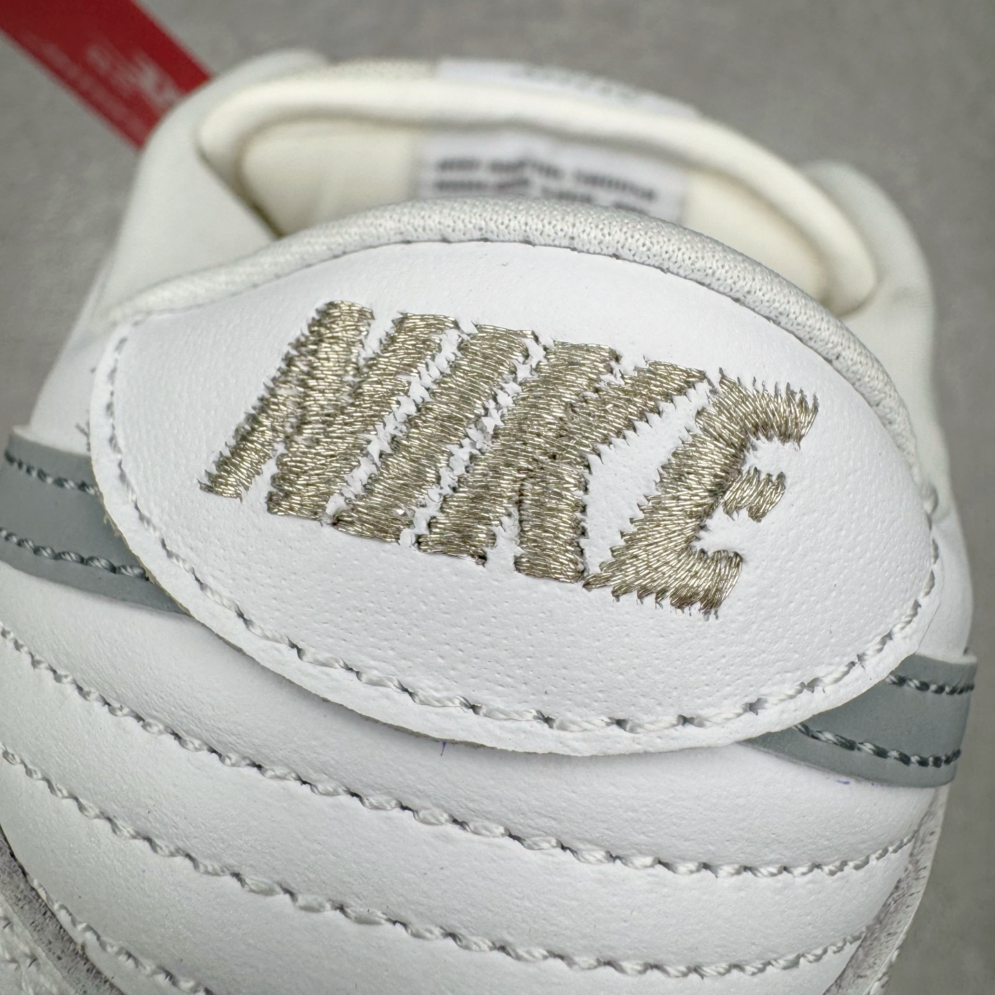 图片[19]-＃纯原 Supreme x Nk Dunk SB Dunk Low 舒适 防滑耐磨低帮板鞋 男女同款 联名亚洲限定白灰 HQ8487-100 独家原厂航空铝磨具打磨大底 鞋头坡度极致还原 原盒原配 圈内天花板工艺 原厂冲刀 超高清洁度 全鞋零毛边皮料切割 全套原楦原模倾力打造完美版型 采用原厂百宏鞋带以及原厂百宏织唛舌标 内标可供原厂几率过验 原厂中底布黄色点胶 原厂中底布拉帮走线遵循公司‼️尺码：36 36.5 37.5 38 38.5 39 40 40.5 41 42 42.5 43 44 44.5 45 46 47.5-选品中心