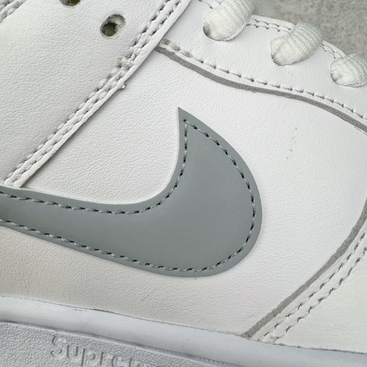 图片[22]-＃纯原 Supreme x Nk Dunk SB Dunk Low 舒适 防滑耐磨低帮板鞋 男女同款 联名亚洲限定白灰 HQ8487-100 独家原厂航空铝磨具打磨大底 鞋头坡度极致还原 原盒原配 圈内天花板工艺 原厂冲刀 超高清洁度 全鞋零毛边皮料切割 全套原楦原模倾力打造完美版型 采用原厂百宏鞋带以及原厂百宏织唛舌标 内标可供原厂几率过验 原厂中底布黄色点胶 原厂中底布拉帮走线遵循公司‼️尺码：36 36.5 37.5 38 38.5 39 40 40.5 41 42 42.5 43 44 44.5 45 46 47.5-选品中心