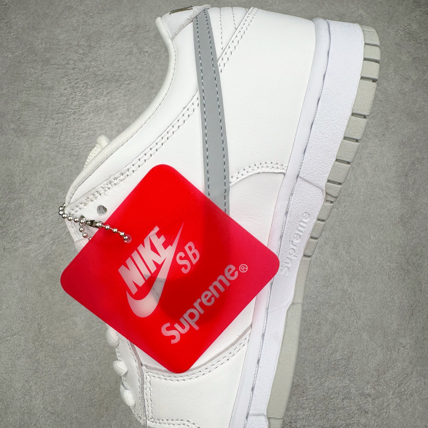 图片[7]-＃纯原 Supreme x Nk Dunk SB Dunk Low 舒适 防滑耐磨低帮板鞋 男女同款 联名亚洲限定白灰 HQ8487-100 独家原厂航空铝磨具打磨大底 鞋头坡度极致还原 原盒原配 圈内天花板工艺 原厂冲刀 超高清洁度 全鞋零毛边皮料切割 全套原楦原模倾力打造完美版型 采用原厂百宏鞋带以及原厂百宏织唛舌标 内标可供原厂几率过验 原厂中底布黄色点胶 原厂中底布拉帮走线遵循公司‼️尺码：36 36.5 37.5 38 38.5 39 40 40.5 41 42 42.5 43 44 44.5 45 46 47.5-选品中心