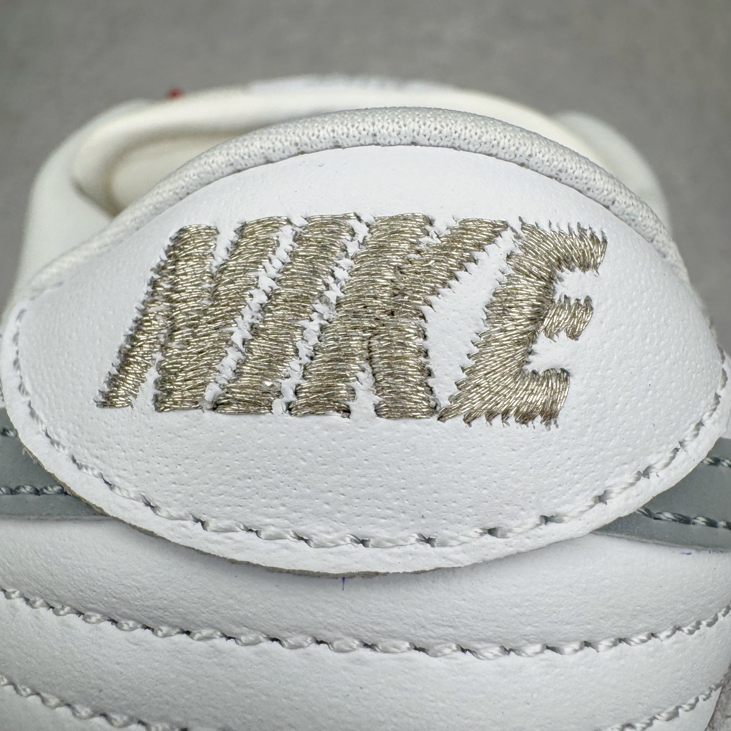 图片[15]-＃纯原 Supreme x Nk Dunk SB Dunk Low 舒适 防滑耐磨低帮板鞋 男女同款 联名亚洲限定白灰 HQ8487-100 独家原厂航空铝磨具打磨大底 鞋头坡度极致还原 原盒原配 圈内天花板工艺 原厂冲刀 超高清洁度 全鞋零毛边皮料切割 全套原楦原模倾力打造完美版型 采用原厂百宏鞋带以及原厂百宏织唛舌标 内标可供原厂几率过验 原厂中底布黄色点胶 原厂中底布拉帮走线遵循公司‼️尺码：36 36.5 37.5 38 38.5 39 40 40.5 41 42 42.5 43 44 44.5 45 46 47.5-选品中心