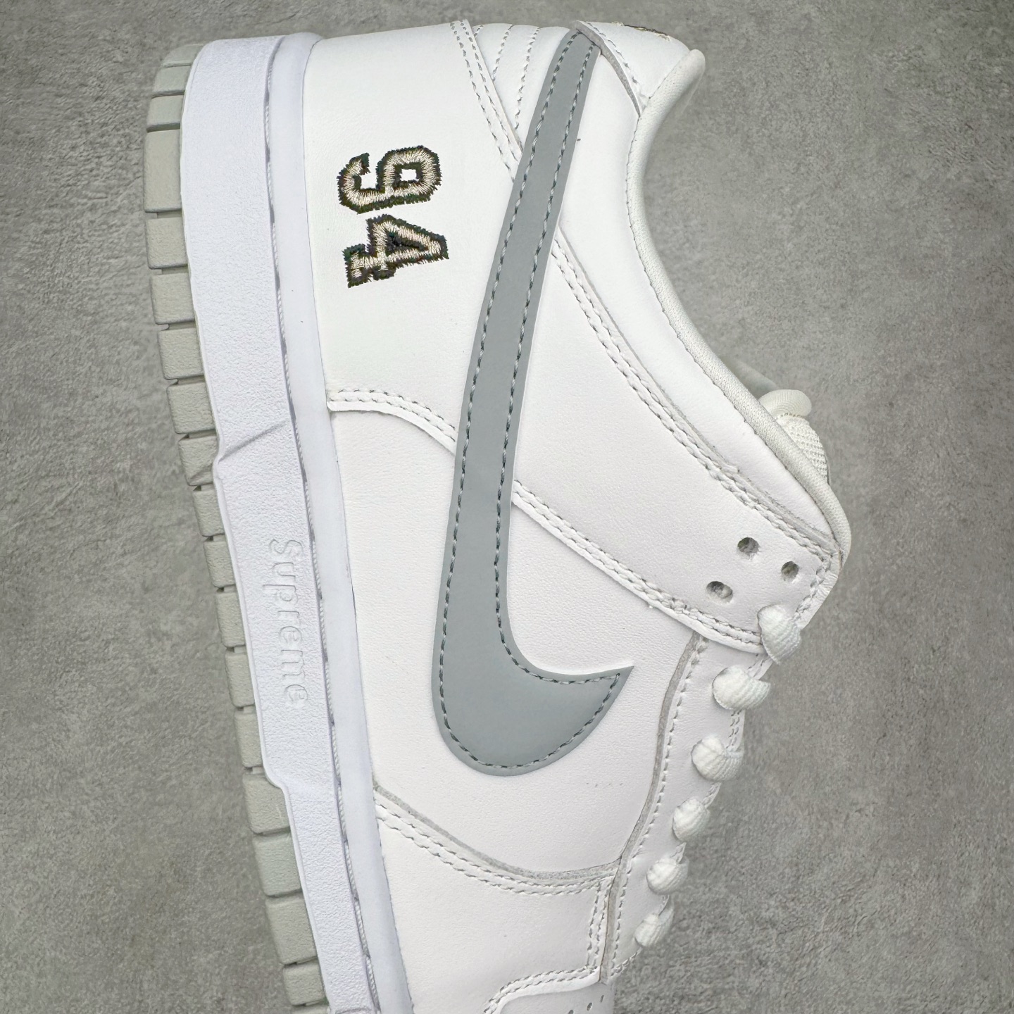 图片[6]-＃纯原 Supreme x Nk Dunk SB Dunk Low 舒适 防滑耐磨低帮板鞋 男女同款 联名亚洲限定白灰 HQ8487-100 独家原厂航空铝磨具打磨大底 鞋头坡度极致还原 原盒原配 圈内天花板工艺 原厂冲刀 超高清洁度 全鞋零毛边皮料切割 全套原楦原模倾力打造完美版型 采用原厂百宏鞋带以及原厂百宏织唛舌标 内标可供原厂几率过验 原厂中底布黄色点胶 原厂中底布拉帮走线遵循公司‼️尺码：36 36.5 37.5 38 38.5 39 40 40.5 41 42 42.5 43 44 44.5 45 46 47.5-选品中心