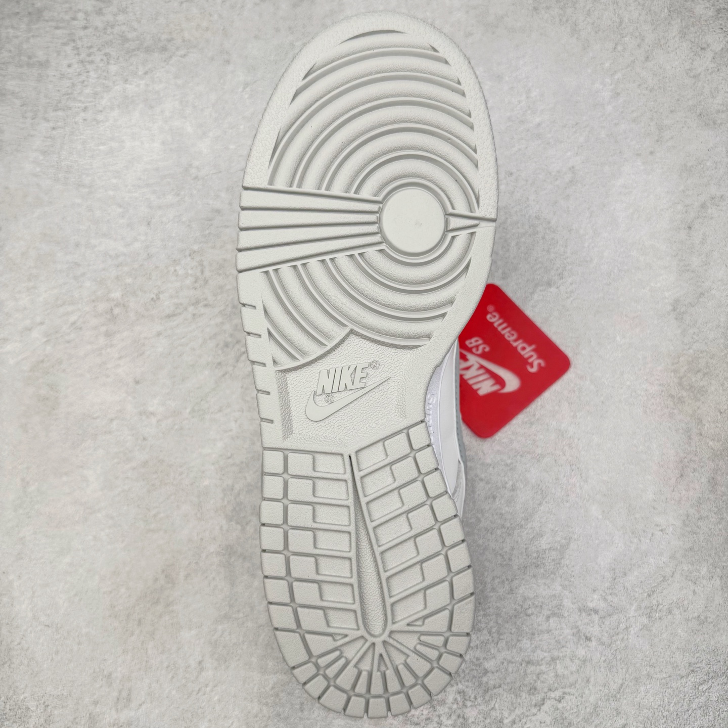 图片[9]-＃纯原 Supreme x Nk Dunk SB Dunk Low 舒适 防滑耐磨低帮板鞋 男女同款 联名亚洲限定白灰 HQ8487-100 独家原厂航空铝磨具打磨大底 鞋头坡度极致还原 原盒原配 圈内天花板工艺 原厂冲刀 超高清洁度 全鞋零毛边皮料切割 全套原楦原模倾力打造完美版型 采用原厂百宏鞋带以及原厂百宏织唛舌标 内标可供原厂几率过验 原厂中底布黄色点胶 原厂中底布拉帮走线遵循公司‼️尺码：36 36.5 37.5 38 38.5 39 40 40.5 41 42 42.5 43 44 44.5 45 46 47.5-选品中心