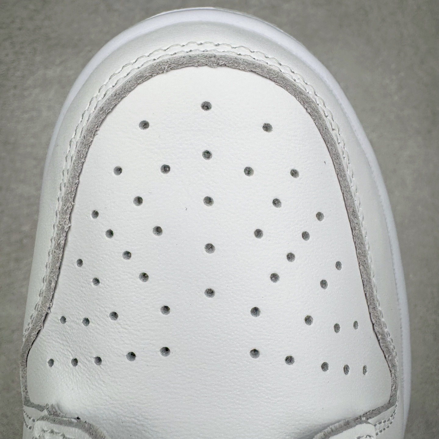 图片[18]-＃纯原 Supreme x Nk Dunk SB Dunk Low 舒适 防滑耐磨低帮板鞋 男女同款 联名亚洲限定白灰 HQ8487-100 独家原厂航空铝磨具打磨大底 鞋头坡度极致还原 原盒原配 圈内天花板工艺 原厂冲刀 超高清洁度 全鞋零毛边皮料切割 全套原楦原模倾力打造完美版型 采用原厂百宏鞋带以及原厂百宏织唛舌标 内标可供原厂几率过验 原厂中底布黄色点胶 原厂中底布拉帮走线遵循公司‼️尺码：36 36.5 37.5 38 38.5 39 40 40.5 41 42 42.5 43 44 44.5 45 46 47.5-选品中心