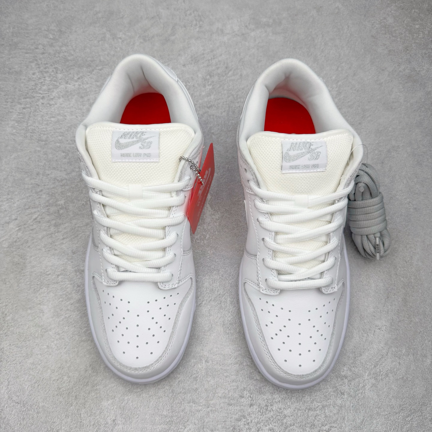 图片[2]-＃纯原 Supreme x Nk Dunk SB Dunk Low 舒适 防滑耐磨低帮板鞋 男女同款 联名亚洲限定白灰 HQ8487-100 独家原厂航空铝磨具打磨大底 鞋头坡度极致还原 原盒原配 圈内天花板工艺 原厂冲刀 超高清洁度 全鞋零毛边皮料切割 全套原楦原模倾力打造完美版型 采用原厂百宏鞋带以及原厂百宏织唛舌标 内标可供原厂几率过验 原厂中底布黄色点胶 原厂中底布拉帮走线遵循公司‼️尺码：36 36.5 37.5 38 38.5 39 40 40.5 41 42 42.5 43 44 44.5 45 46 47.5-选品中心