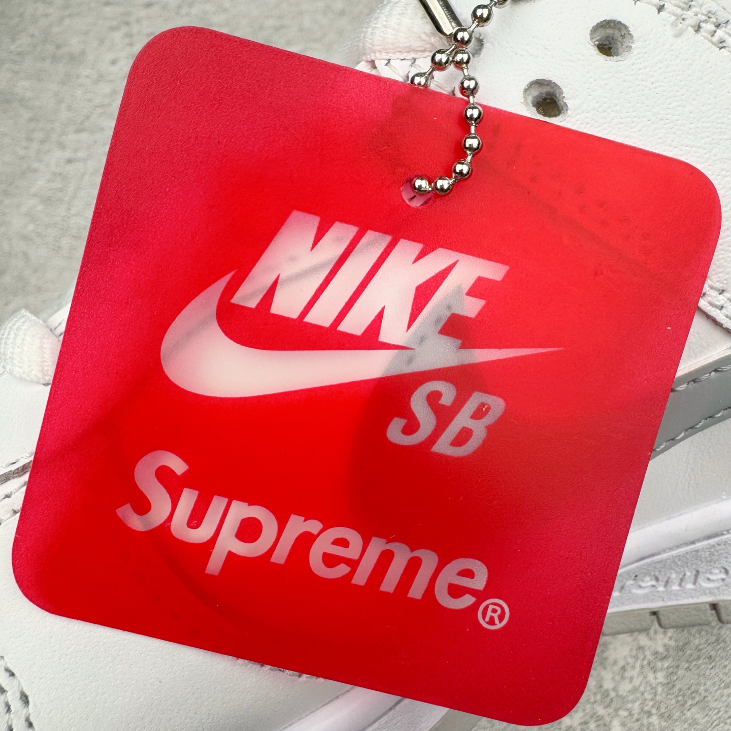 图片[16]-＃纯原 Supreme x Nk Dunk SB Dunk Low 舒适 防滑耐磨低帮板鞋 男女同款 联名亚洲限定白灰 HQ8487-100 独家原厂航空铝磨具打磨大底 鞋头坡度极致还原 原盒原配 圈内天花板工艺 原厂冲刀 超高清洁度 全鞋零毛边皮料切割 全套原楦原模倾力打造完美版型 采用原厂百宏鞋带以及原厂百宏织唛舌标 内标可供原厂几率过验 原厂中底布黄色点胶 原厂中底布拉帮走线遵循公司‼️尺码：36 36.5 37.5 38 38.5 39 40 40.5 41 42 42.5 43 44 44.5 45 46 47.5-选品中心