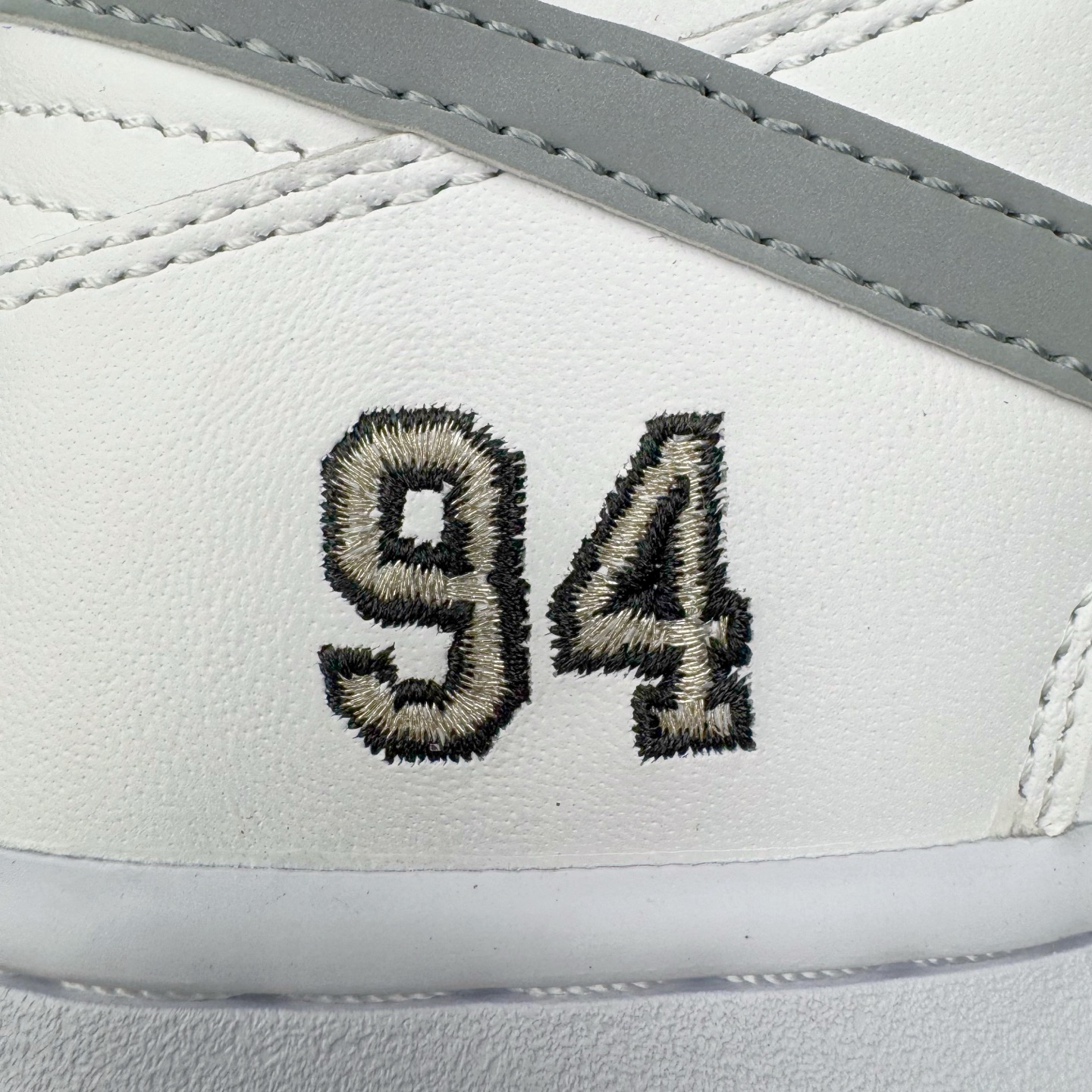 图片[20]-＃纯原 Supreme x Nk Dunk SB Dunk Low 舒适 防滑耐磨低帮板鞋 男女同款 联名亚洲限定白灰 HQ8487-100 独家原厂航空铝磨具打磨大底 鞋头坡度极致还原 原盒原配 圈内天花板工艺 原厂冲刀 超高清洁度 全鞋零毛边皮料切割 全套原楦原模倾力打造完美版型 采用原厂百宏鞋带以及原厂百宏织唛舌标 内标可供原厂几率过验 原厂中底布黄色点胶 原厂中底布拉帮走线遵循公司‼️尺码：36 36.5 37.5 38 38.5 39 40 40.5 41 42 42.5 43 44 44.5 45 46 47.5-选品中心