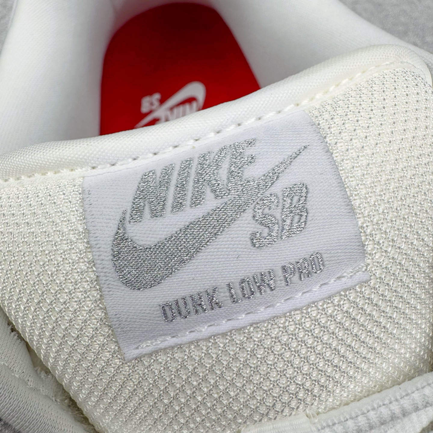 图片[17]-＃纯原 Supreme x Nk Dunk SB Dunk Low 舒适 防滑耐磨低帮板鞋 男女同款 联名亚洲限定白灰 HQ8487-100 独家原厂航空铝磨具打磨大底 鞋头坡度极致还原 原盒原配 圈内天花板工艺 原厂冲刀 超高清洁度 全鞋零毛边皮料切割 全套原楦原模倾力打造完美版型 采用原厂百宏鞋带以及原厂百宏织唛舌标 内标可供原厂几率过验 原厂中底布黄色点胶 原厂中底布拉帮走线遵循公司‼️尺码：36 36.5 37.5 38 38.5 39 40 40.5 41 42 42.5 43 44 44.5 45 46 47.5-选品中心