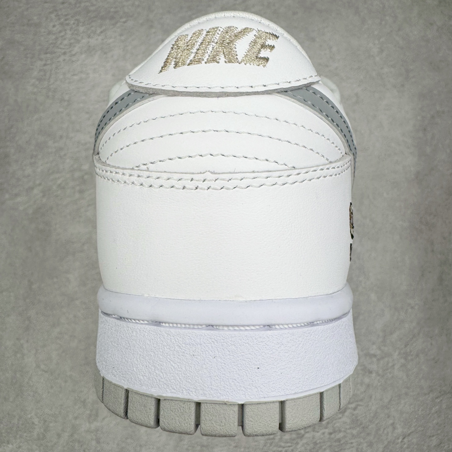 图片[8]-＃纯原 Supreme x Nk Dunk SB Dunk Low 舒适 防滑耐磨低帮板鞋 男女同款 联名亚洲限定白灰 HQ8487-100 独家原厂航空铝磨具打磨大底 鞋头坡度极致还原 原盒原配 圈内天花板工艺 原厂冲刀 超高清洁度 全鞋零毛边皮料切割 全套原楦原模倾力打造完美版型 采用原厂百宏鞋带以及原厂百宏织唛舌标 内标可供原厂几率过验 原厂中底布黄色点胶 原厂中底布拉帮走线遵循公司‼️尺码：36 36.5 37.5 38 38.5 39 40 40.5 41 42 42.5 43 44 44.5 45 46 47.5-选品中心