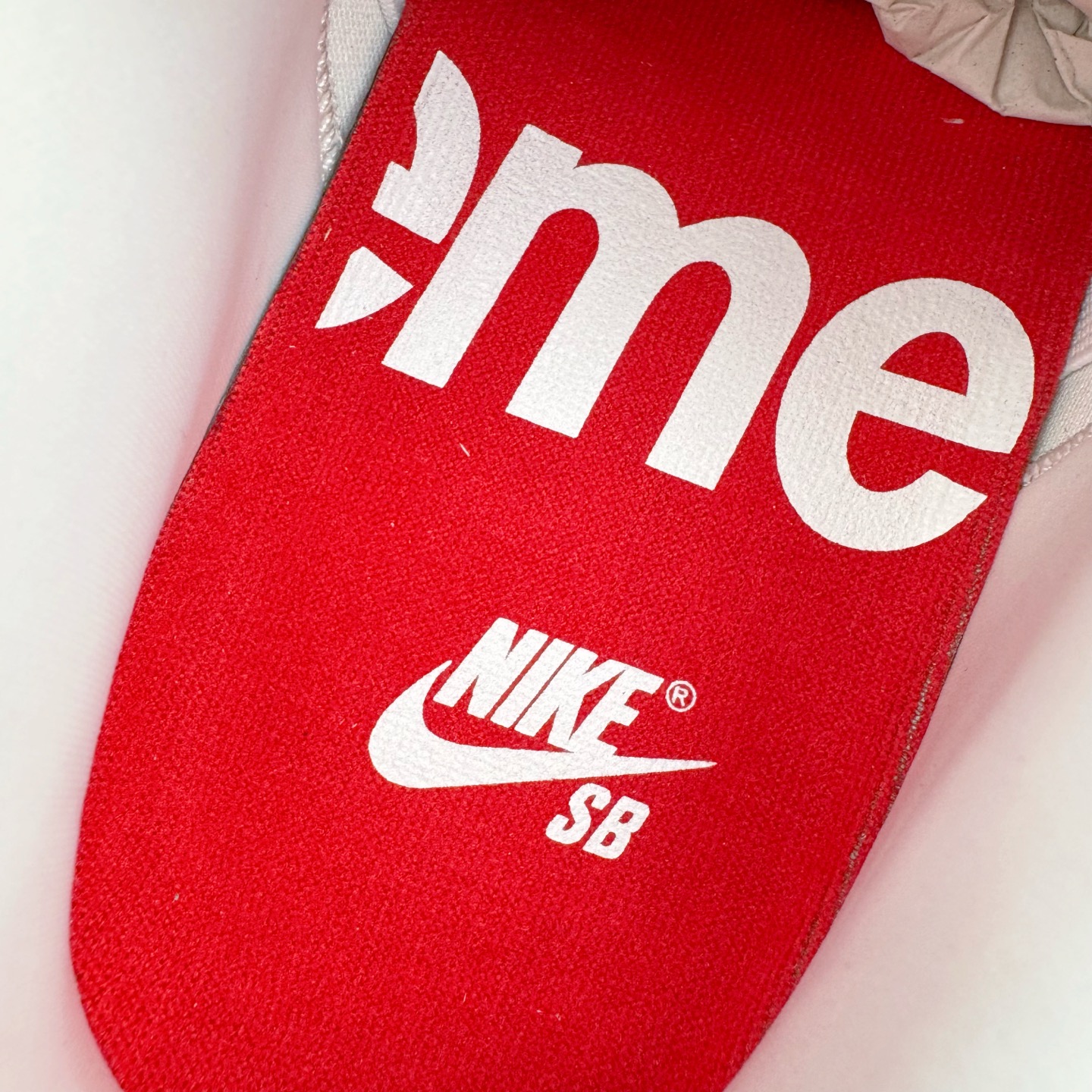 图片[13]-＃纯原 Supreme x Nk Dunk SB Dunk Low 舒适 防滑耐磨低帮板鞋 男女同款 联名亚洲限定白灰 HQ8487-100 独家原厂航空铝磨具打磨大底 鞋头坡度极致还原 原盒原配 圈内天花板工艺 原厂冲刀 超高清洁度 全鞋零毛边皮料切割 全套原楦原模倾力打造完美版型 采用原厂百宏鞋带以及原厂百宏织唛舌标 内标可供原厂几率过验 原厂中底布黄色点胶 原厂中底布拉帮走线遵循公司‼️尺码：36 36.5 37.5 38 38.5 39 40 40.5 41 42 42.5 43 44 44.5 45 46 47.5-选品中心