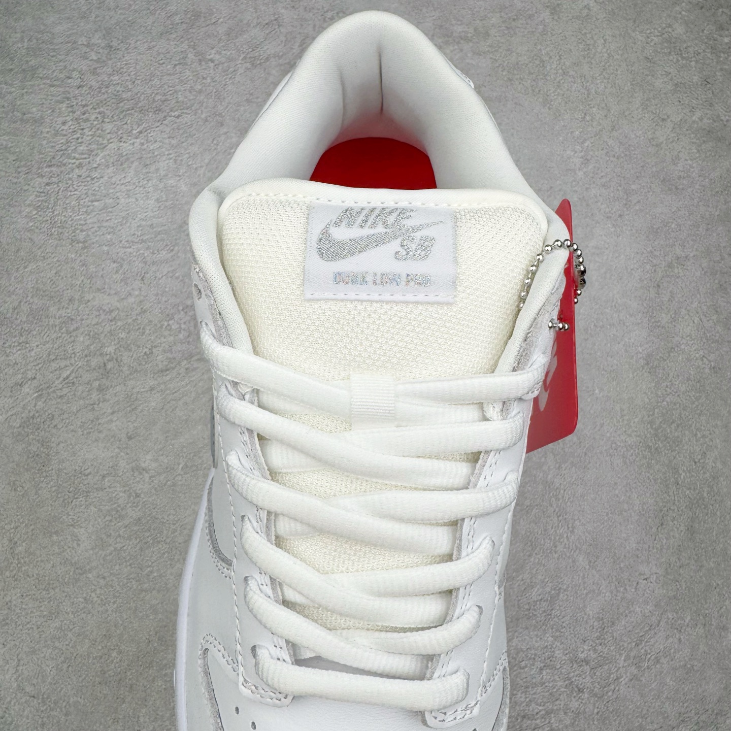 图片[5]-＃纯原 Supreme x Nk Dunk SB Dunk Low 舒适 防滑耐磨低帮板鞋 男女同款 联名亚洲限定白灰 HQ8487-100 独家原厂航空铝磨具打磨大底 鞋头坡度极致还原 原盒原配 圈内天花板工艺 原厂冲刀 超高清洁度 全鞋零毛边皮料切割 全套原楦原模倾力打造完美版型 采用原厂百宏鞋带以及原厂百宏织唛舌标 内标可供原厂几率过验 原厂中底布黄色点胶 原厂中底布拉帮走线遵循公司‼️尺码：36 36.5 37.5 38 38.5 39 40 40.5 41 42 42.5 43 44 44.5 45 46 47.5-选品中心