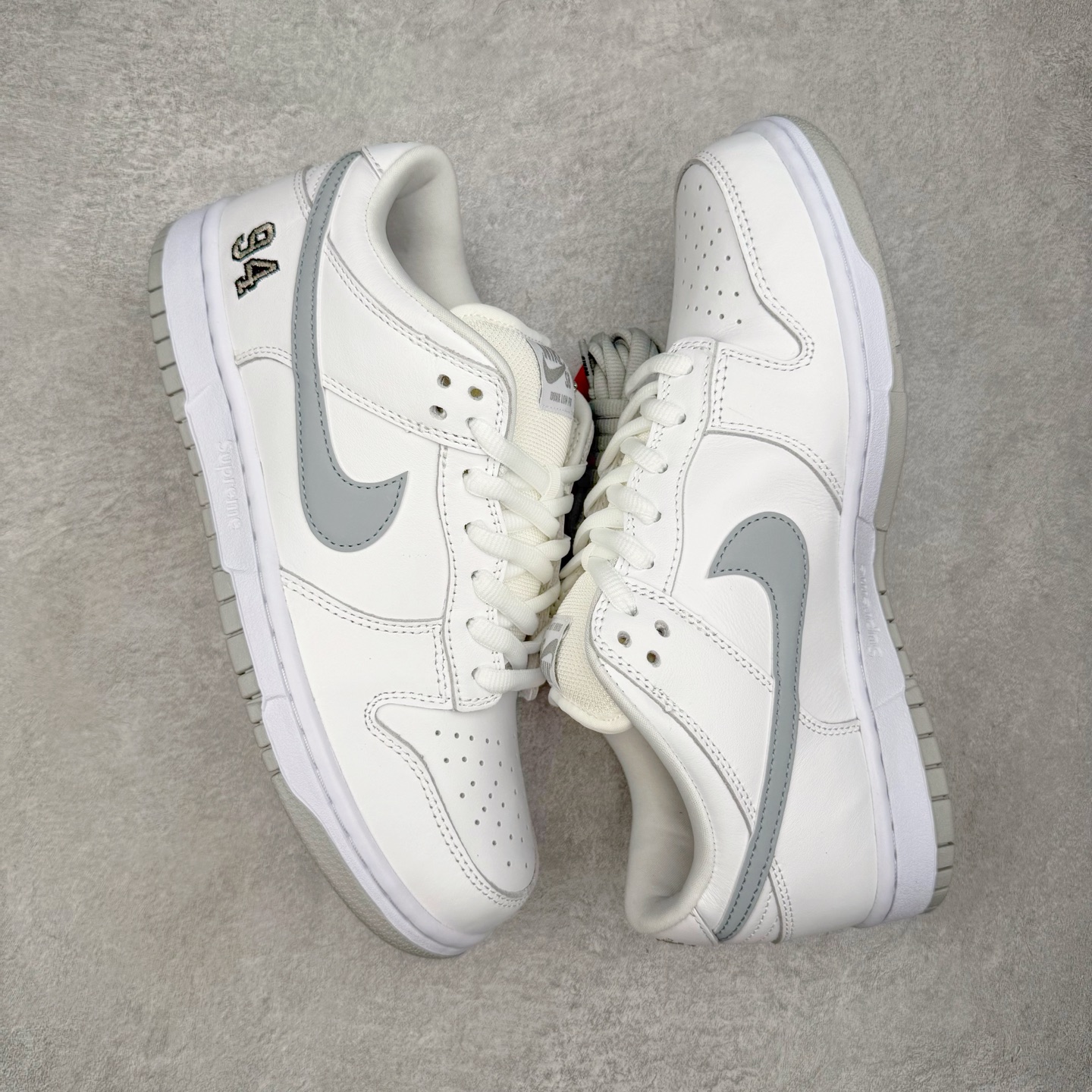 图片[3]-＃纯原 Supreme x Nk Dunk SB Dunk Low 舒适 防滑耐磨低帮板鞋 男女同款 联名亚洲限定白灰 HQ8487-100 独家原厂航空铝磨具打磨大底 鞋头坡度极致还原 原盒原配 圈内天花板工艺 原厂冲刀 超高清洁度 全鞋零毛边皮料切割 全套原楦原模倾力打造完美版型 采用原厂百宏鞋带以及原厂百宏织唛舌标 内标可供原厂几率过验 原厂中底布黄色点胶 原厂中底布拉帮走线遵循公司‼️尺码：36 36.5 37.5 38 38.5 39 40 40.5 41 42 42.5 43 44 44.5 45 46 47.5-选品中心