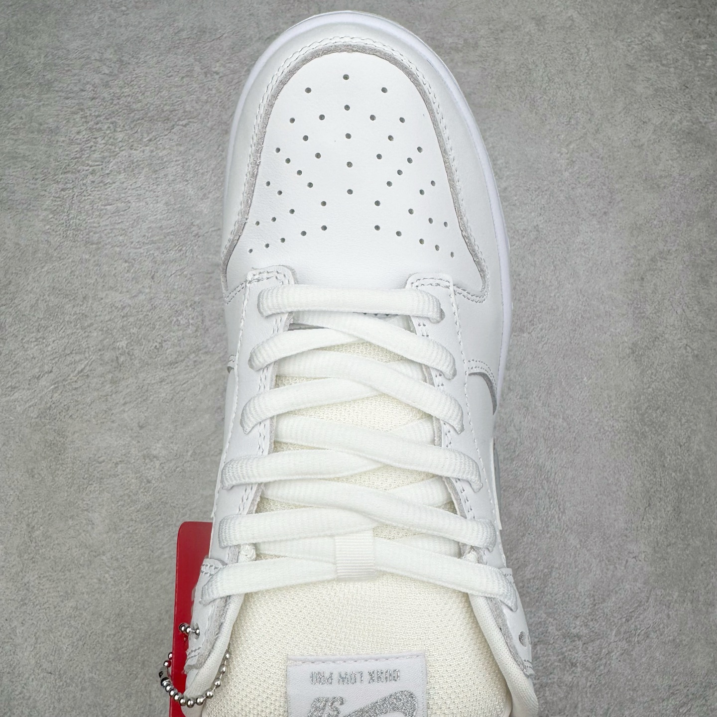 图片[4]-＃纯原 Supreme x Nk Dunk SB Dunk Low 舒适 防滑耐磨低帮板鞋 男女同款 联名亚洲限定白灰 HQ8487-100 独家原厂航空铝磨具打磨大底 鞋头坡度极致还原 原盒原配 圈内天花板工艺 原厂冲刀 超高清洁度 全鞋零毛边皮料切割 全套原楦原模倾力打造完美版型 采用原厂百宏鞋带以及原厂百宏织唛舌标 内标可供原厂几率过验 原厂中底布黄色点胶 原厂中底布拉帮走线遵循公司‼️尺码：36 36.5 37.5 38 38.5 39 40 40.5 41 42 42.5 43 44 44.5 45 46 47.5-选品中心