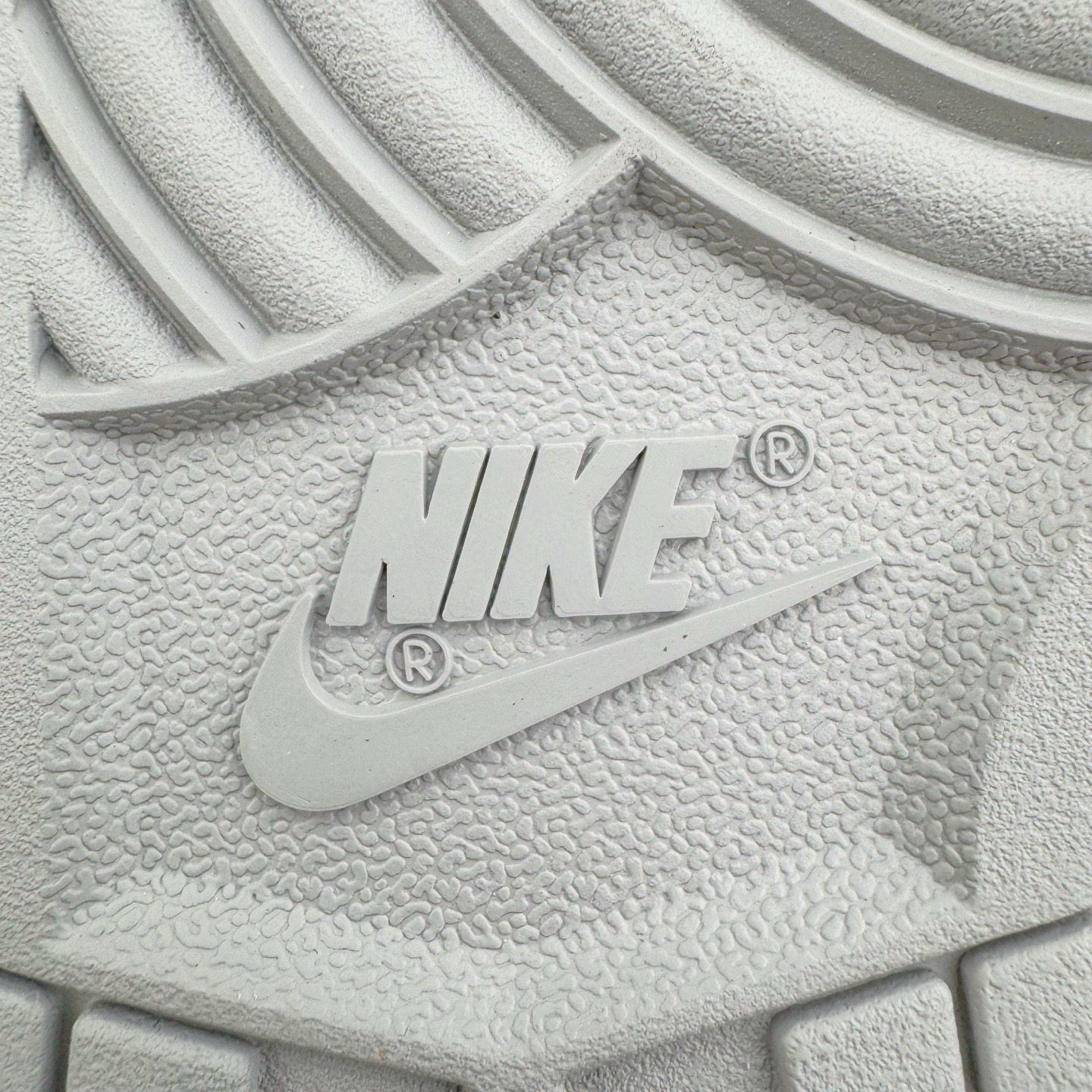 图片[24]-＃纯原 Supreme x Nk Dunk SB Dunk Low 舒适 防滑耐磨低帮板鞋 男女同款 联名亚洲限定白灰 HQ8487-100 独家原厂航空铝磨具打磨大底 鞋头坡度极致还原 原盒原配 圈内天花板工艺 原厂冲刀 超高清洁度 全鞋零毛边皮料切割 全套原楦原模倾力打造完美版型 采用原厂百宏鞋带以及原厂百宏织唛舌标 内标可供原厂几率过验 原厂中底布黄色点胶 原厂中底布拉帮走线遵循公司‼️尺码：36 36.5 37.5 38 38.5 39 40 40.5 41 42 42.5 43 44 44.5 45 46 47.5-选品中心