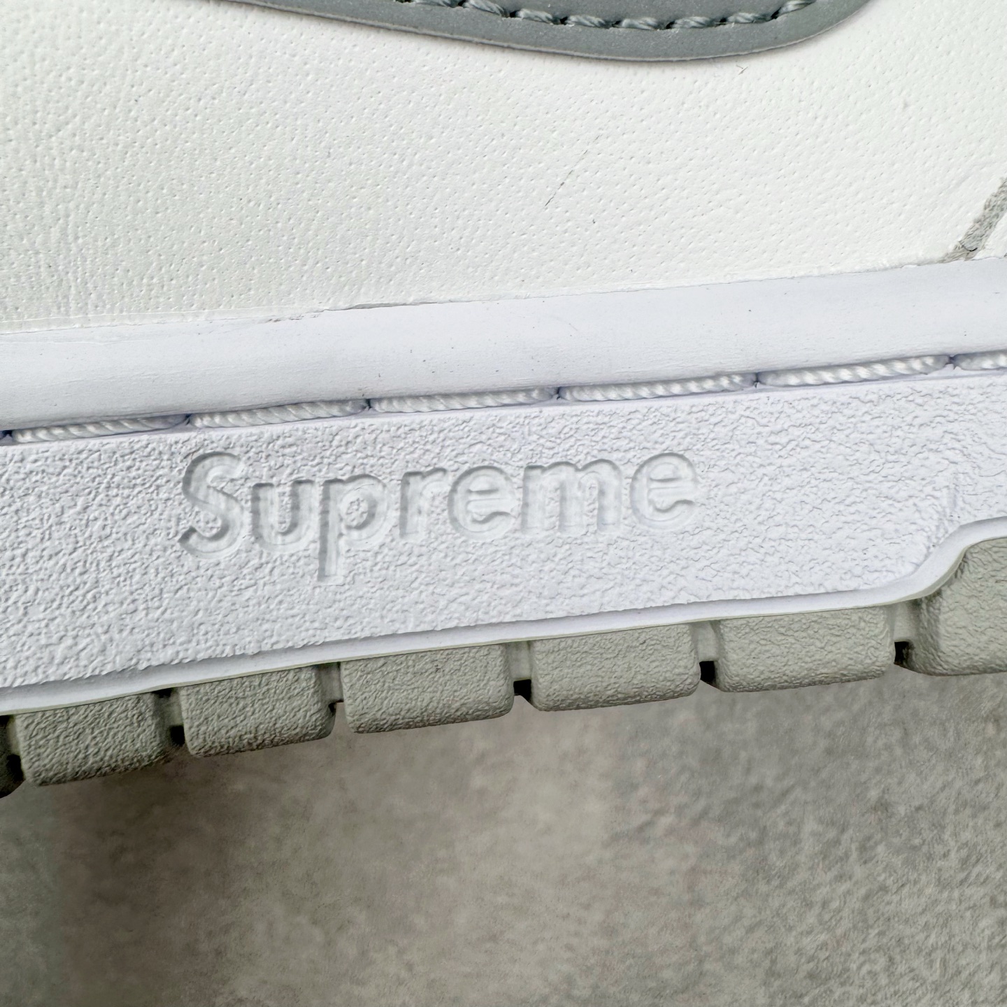 图片[23]-＃纯原 Supreme x Nk Dunk SB Dunk Low 舒适 防滑耐磨低帮板鞋 男女同款 联名亚洲限定白灰 HQ8487-100 独家原厂航空铝磨具打磨大底 鞋头坡度极致还原 原盒原配 圈内天花板工艺 原厂冲刀 超高清洁度 全鞋零毛边皮料切割 全套原楦原模倾力打造完美版型 采用原厂百宏鞋带以及原厂百宏织唛舌标 内标可供原厂几率过验 原厂中底布黄色点胶 原厂中底布拉帮走线遵循公司‼️尺码：36 36.5 37.5 38 38.5 39 40 40.5 41 42 42.5 43 44 44.5 45 46 47.5-选品中心