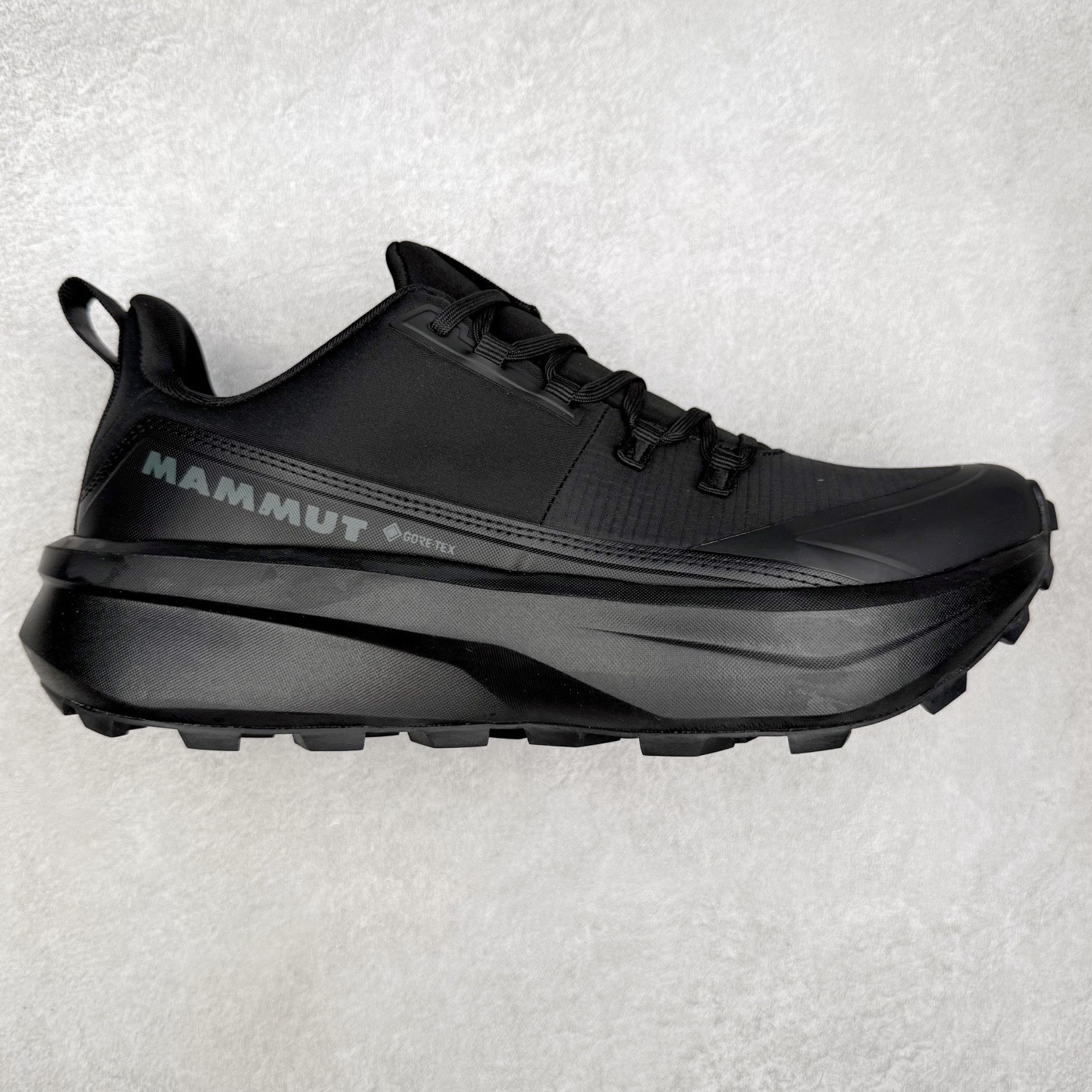 MAMMUT猛犸象 Aenergy 舒适百搭 耐磨防滑 低帮徒步鞋 MAMMUT是高山运动、登山和户外运动装备品牌，其产品以可靠的质量和创新的设计领导着世界潮流，MAMMUT代表着最高的安全性，其产品线几乎覆盖所有户外领域，依靠其产品安全可靠的性能以及丰富的产品线而享誉全球。实拍调校N版已经零色差零失真 百分百还原实物色彩所见即所得 不存在货不对板色差等低级问题 选购参考实物拍摄 不混卖不参货 只用心做好货严格选品 承诺混一赔十 尺码：36 36.5 37.5 38 38.5 39 40 40.5 41 42 42.5 43 44 44.5 45-选品中心