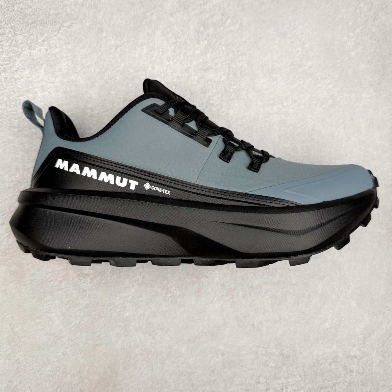 MAMMUT猛犸象 Aenergy 舒适百搭 耐磨防滑 低帮徒步鞋 MAMMUT是高山运动、登山和户外运动装备品牌，其产品以可靠的质量和创新的设计领导着世界潮流，MAMMUT代表着最高的安全性，其产品线几乎覆盖所有户外领域，依靠其产品安全可靠的性能以及丰富的产品线而享誉全球。实拍调校N版已经零色差零失真 百分百还原实物色彩所见即所得 不存在货不对板色差等低级问题 选购参考实物拍摄 不混卖不参货 只用心做好货严格选品 承诺混一赔十 尺码：36 36.5 37.5 38 38.5 39 40 40.5 41 42 42.5 43 44 44.5 45-选品中心