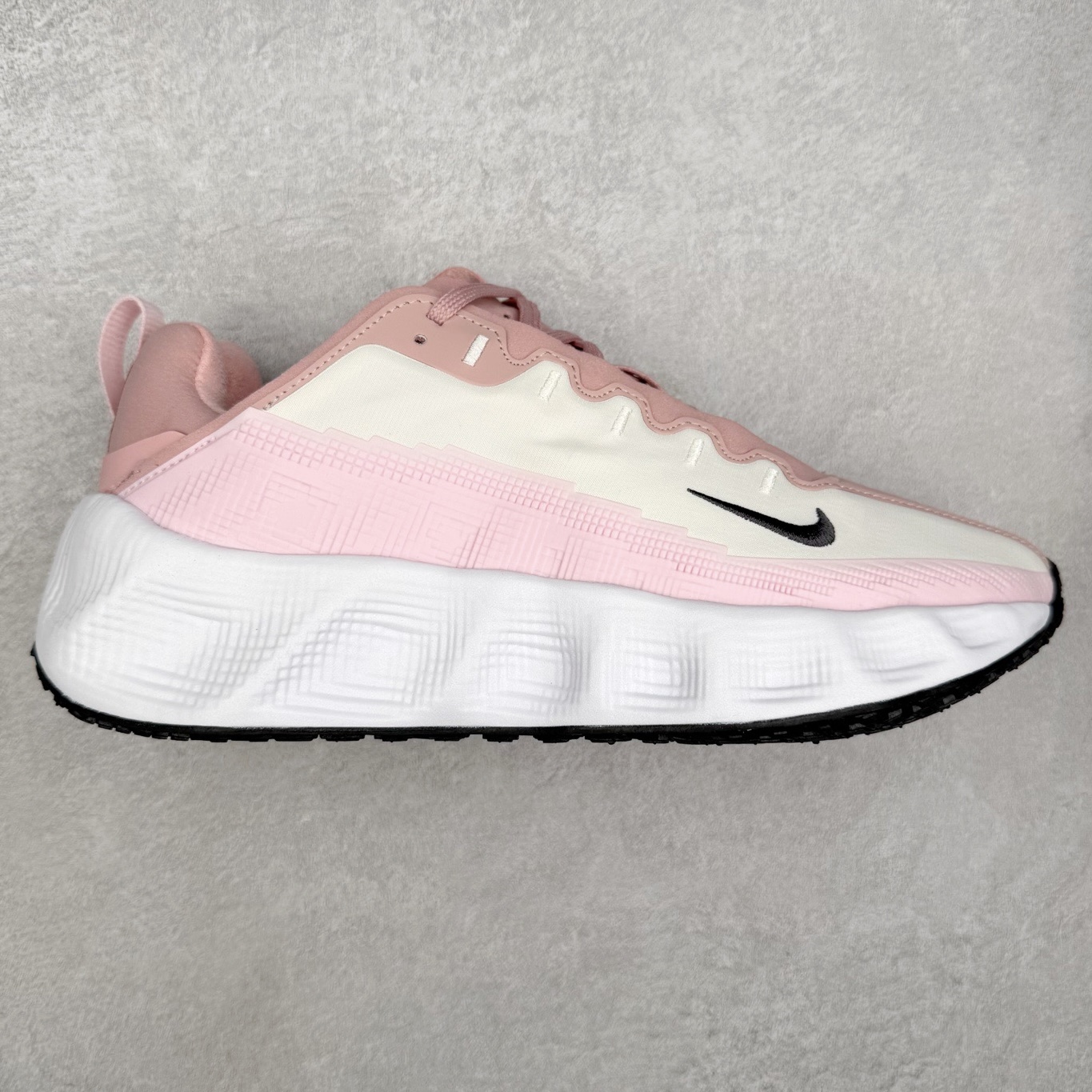 HYEIN SEO x NK Ava Rover 百搭舒适耐磨低帮跑步鞋 男女同款 流线型轮廓，通过轻薄物料鞋面结合 TPU 网格状支撑示人，增厚的中底材质选用 ReactX 加持，华夫外底收尾。鞋垫与后跟鞋提，克制点缀 Hyein Seo 字样。鞋垫与鞋提则采用菱形格纹的变化元素呈现。实拍调校N版已经零色差零失真 百分百还原实物色彩所见即所得 不存在货不对板色差等低级问题 选购参考实物拍摄 不混卖不参货 只用心做好货严格选品 承诺混一赔十 尺码：36 36.5 37.5 38 38.5 39 40 40.5 41 42 42.5 43 44 44.5 45-选品中心