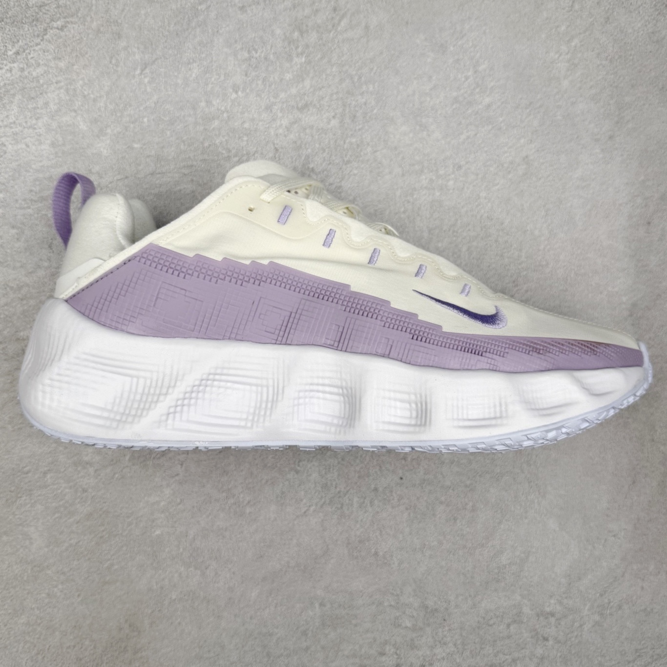 HYEIN SEO x NK Ava Rover 百搭舒适耐磨低帮跑步鞋 男女同款 流线型轮廓，通过轻薄物料鞋面结合 TPU 网格状支撑示人，增厚的中底材质选用 ReactX 加持，华夫外底收尾。鞋垫与后跟鞋提，克制点缀 Hyein Seo 字样。鞋垫与鞋提则采用菱形格纹的变化元素呈现。实拍调校N版已经零色差零失真 百分百还原实物色彩所见即所得 不存在货不对板色差等低级问题 选购参考实物拍摄 不混卖不参货 只用心做好货严格选品 承诺混一赔十 尺码：36 36.5 37.5 38 38.5 39 40 40.5 41 42 42.5 43 44 44.5 45-选品中心