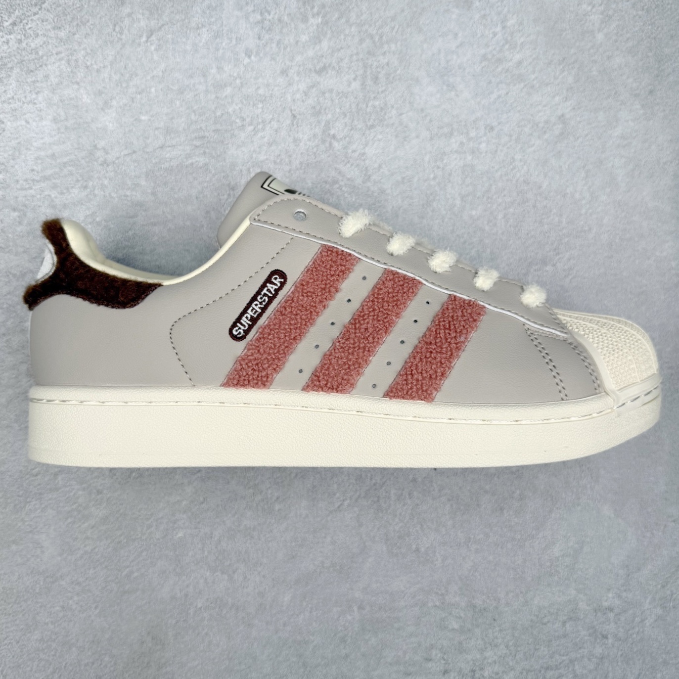 AD Originals Superstar 经典复古贝壳头板鞋 JR6986 诞生于1969年 是第一双将全皮面鞋 身与橡胶鞋头结合在一起的低帮篮球鞋 Superstar最开始 是作为高帮篮球鞋Pro Model的低帮版本而出现的 但因为其独特和醒目的橡胶鞋头造型而让大家熟知 被大家形象地称为\\\