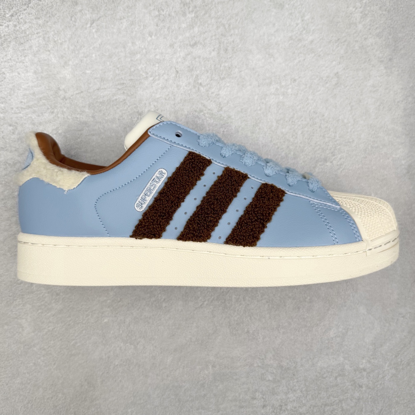 AD Originals Superstar 经典复古贝壳头板鞋 JR6987 诞生于1969年 是第一双将全皮面鞋 身与橡胶鞋头结合在一起的低帮篮球鞋 Superstar最开始 是作为高帮篮球鞋Pro Model的低帮版本而出现的 但因为其独特和醒目的橡胶鞋头造型而让大家熟知 被大家形象地称为\\\