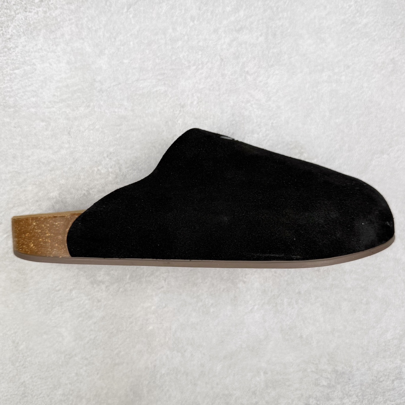 AD Originals Adimule 舒适百搭防磨包头拖鞋 男女同款 实拍调校N版已经零色差零失真 百分百还原实物色彩所见即所得 不存在货不对板色差等低级问题 选购参考实物拍摄 不混卖不参货 只用心做好货严格选品 承诺混一赔十 尺码：36 36.5 37.5 38 38.5 39 40 40.5 41 42 42.5 43 44 44.5 45-选品中心