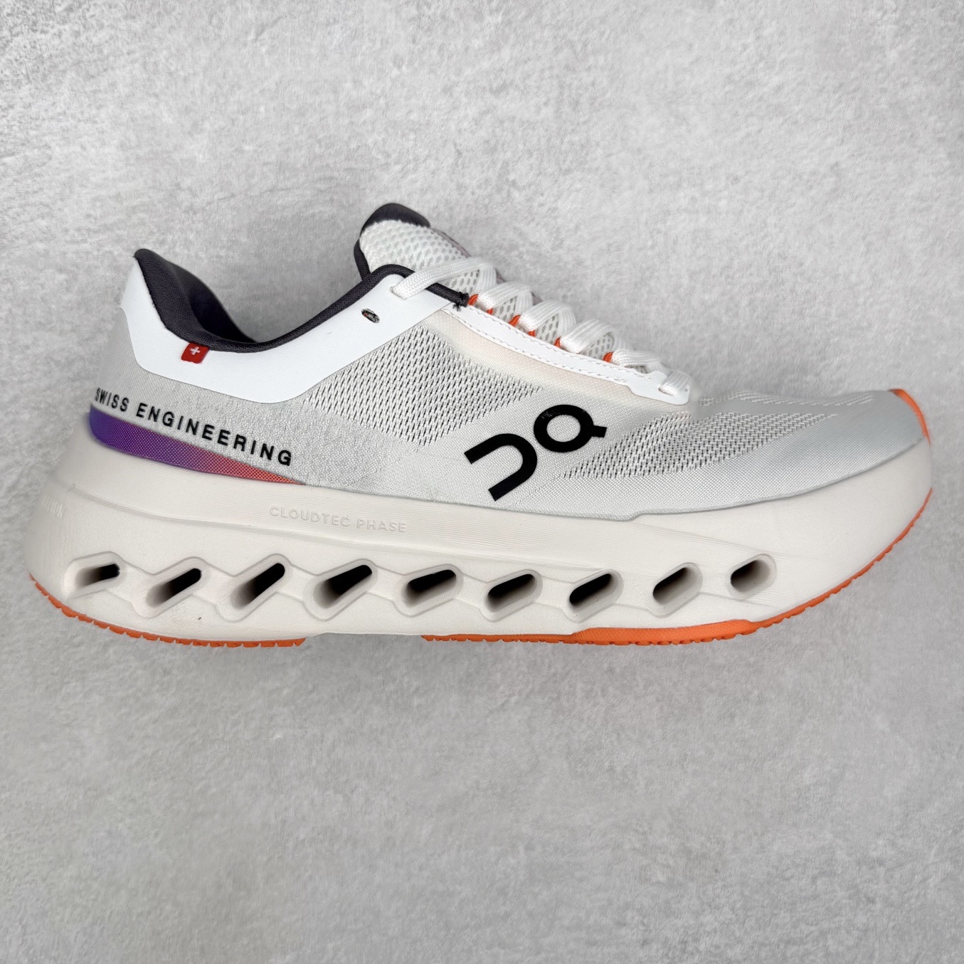 On昂跑 Cloudsurfer Next Z5 舒适柔软低帮跑步鞋 此运动品牌 开创于2010年 缓震着陆、强效回弹、轻柔质感的设计构思始终是ON研制关键 与此同时基于“为全球提供革新性的跑步感受”信念 陆续推出了多款跑鞋及其以专业运动人体跑步工程学为设计关键的功能性跑步服饰设备 让跑者不费力气地畅快畅跑 尺码：36 36.5 37.5 38 38.5 39 40 40.5 41 42 42.5 43 44 44.5 45-选品中心