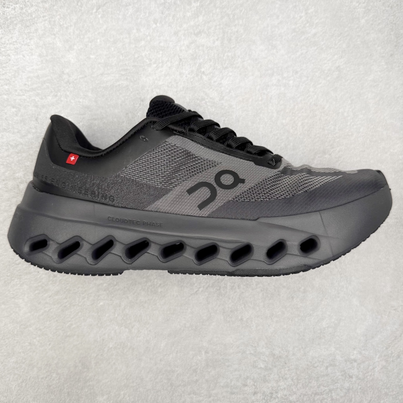 On昂跑 Cloudsurfer Next Z5 舒适柔软低帮跑步鞋 此运动品牌 开创于2010年 缓震着陆、强效回弹、轻柔质感的设计构思始终是ON研制关键 与此同时基于“为全球提供革新性的跑步感受”信念 陆续推出了多款跑鞋及其以专业运动人体跑步工程学为设计关键的功能性跑步服饰设备 让跑者不费力气地畅快畅跑 尺码：36 36.5 37.5 38 38.5 39 40 40.5 41 42 42.5 43 44 44.5 45-选品中心