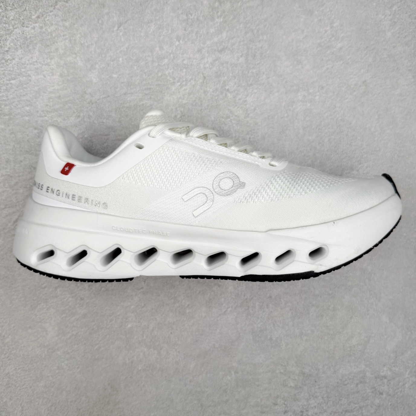 On昂跑 Cloudsurfer Next Z5 舒适柔软低帮跑步鞋 此运动品牌 开创于2010年 缓震着陆、强效回弹、轻柔质感的设计构思始终是ON研制关键 与此同时基于“为全球提供革新性的跑步感受”信念 陆续推出了多款跑鞋及其以专业运动人体跑步工程学为设计关键的功能性跑步服饰设备 让跑者不费力气地畅快畅跑 尺码：36 36.5 37.5 38 38.5 39 40 40.5 41 42 42.5 43 44 44.5 45-选品中心