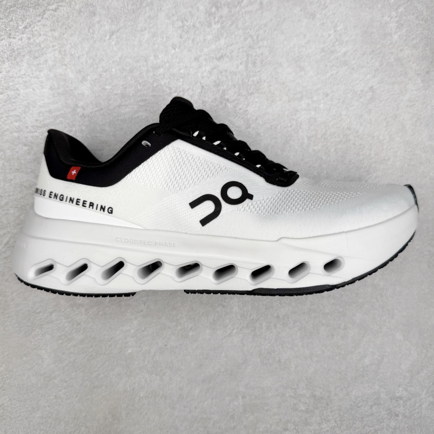 On昂跑 Cloudsurfer Next Z5 舒适柔软低帮跑步鞋 此运动品牌 开创于2010年 缓震着陆、强效回弹、轻柔质感的设计构思始终是ON研制关键 与此同时基于“为全球提供革新性的跑步感受”信念 陆续推出了多款跑鞋及其以专业运动人体跑步工程学为设计关键的功能性跑步服饰设备 让跑者不费力气地畅快畅跑 尺码：36 36.5 37.5 38 38.5 39 40 40.5 41 42 42.5 43 44 44.5 45-选品中心