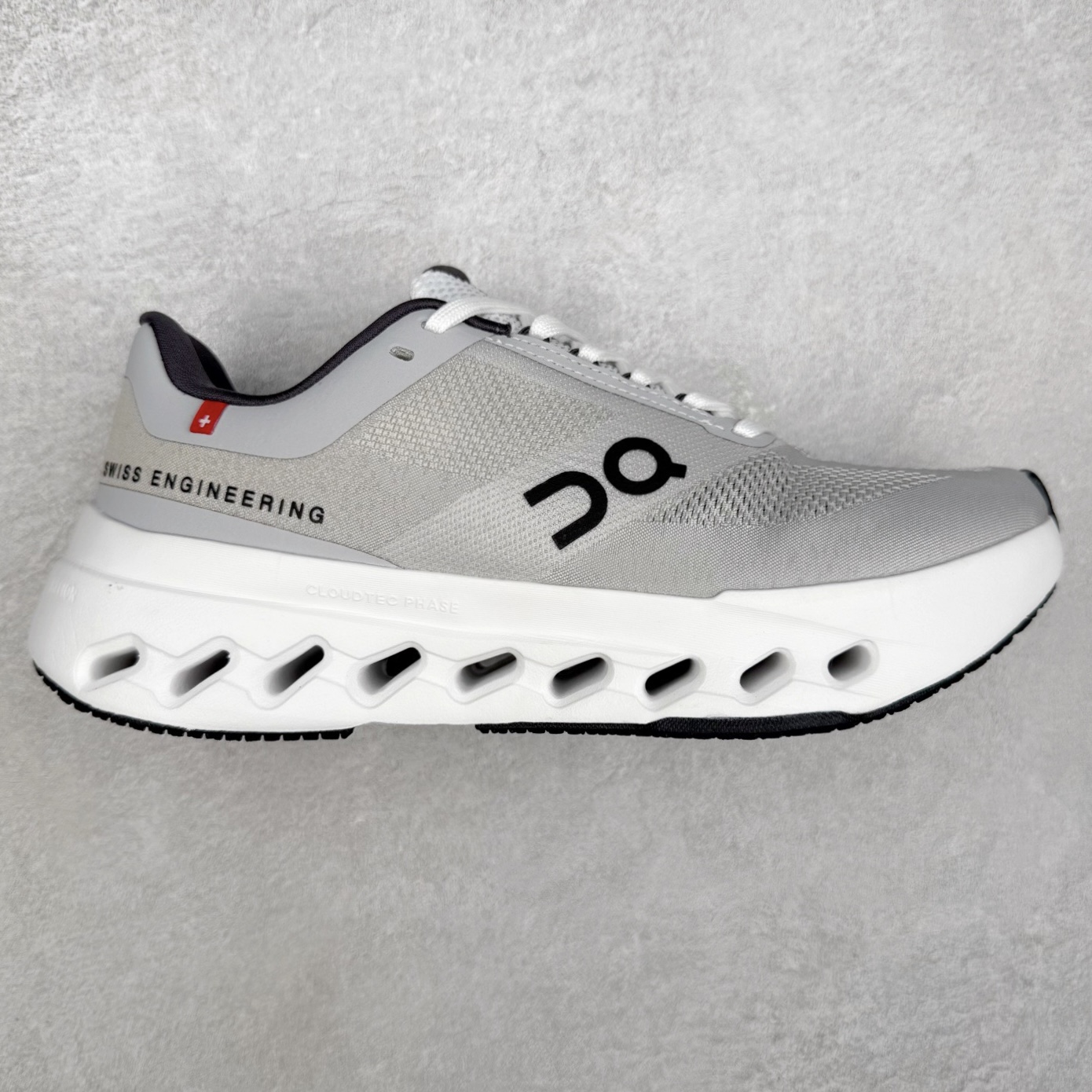 On昂跑 Cloudsurfer Next Z5 舒适柔软低帮跑步鞋 此运动品牌 开创于2010年 缓震着陆、强效回弹、轻柔质感的设计构思始终是ON研制关键 与此同时基于“为全球提供革新性的跑步感受”信念 陆续推出了多款跑鞋及其以专业运动人体跑步工程学为设计关键的功能性跑步服饰设备 让跑者不费力气地畅快畅跑 尺码：36 36.5 37.5 38 38.5 39 40 40.5 41 42 42.5 43 44 44.5 45-选品中心