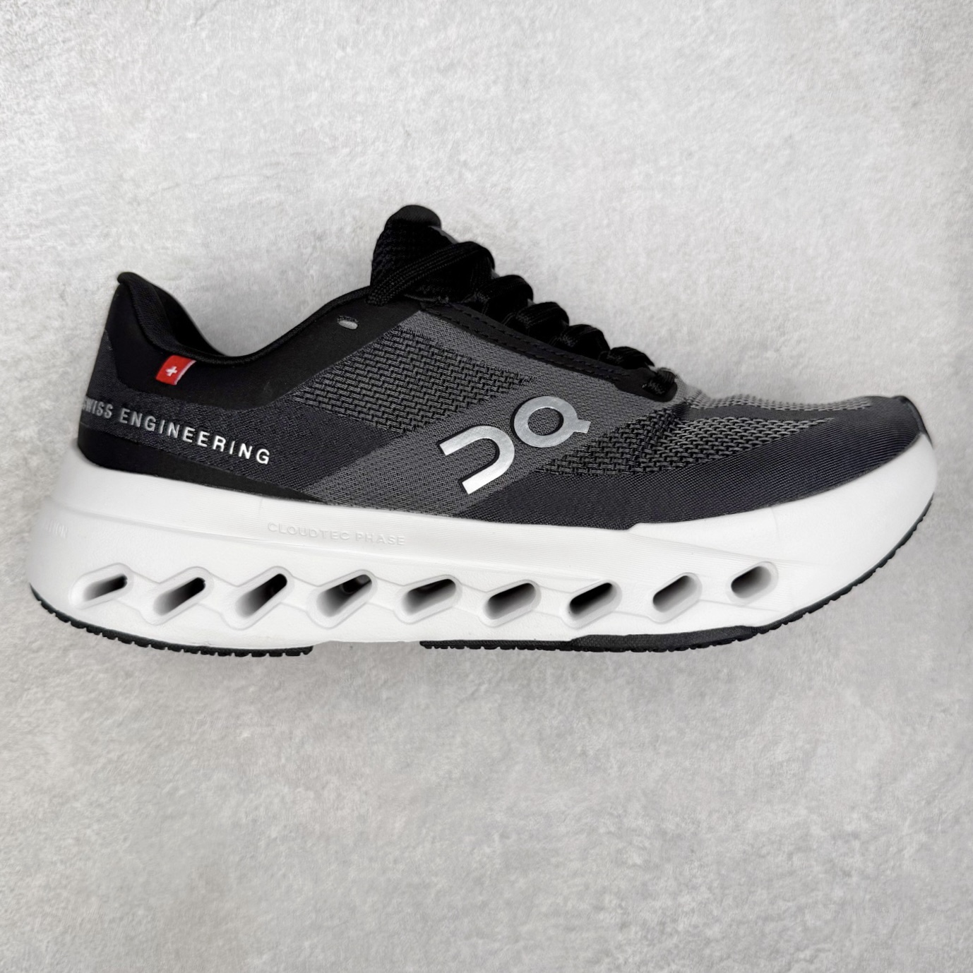 On昂跑 Cloudsurfer Next Z5 舒适柔软低帮跑步鞋 此运动品牌 开创于2010年 缓震着陆、强效回弹、轻柔质感的设计构思始终是ON研制关键 与此同时基于“为全球提供革新性的跑步感受”信念 陆续推出了多款跑鞋及其以专业运动人体跑步工程学为设计关键的功能性跑步服饰设备 让跑者不费力气地畅快畅跑 尺码：36 36.5 37.5 38 38.5 39 40 40.5 41 42 42.5 43 44 44.5 45-选品中心