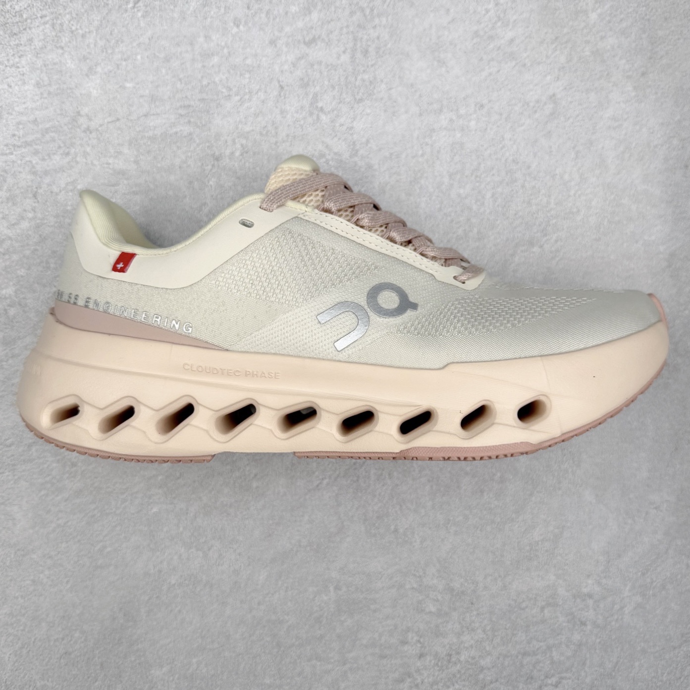 On昂跑 Cloudsurfer Next Z5 舒适柔软低帮跑步鞋 此运动品牌 开创于2010年 缓震着陆、强效回弹、轻柔质感的设计构思始终是ON研制关键 与此同时基于“为全球提供革新性的跑步感受”信念 陆续推出了多款跑鞋及其以专业运动人体跑步工程学为设计关键的功能性跑步服饰设备 让跑者不费力气地畅快畅跑 尺码：36 36.5 37.5 38 38.5 39 40 40.5 41 42 42.5 43 44 44.5 45-选品中心