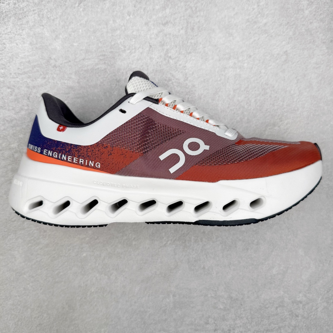 On昂跑 Cloudsurfer Next Z5 舒适柔软低帮跑步鞋 此运动品牌 开创于2010年 缓震着陆、强效回弹、轻柔质感的设计构思始终是ON研制关键 与此同时基于“为全球提供革新性的跑步感受”信念 陆续推出了多款跑鞋及其以专业运动人体跑步工程学为设计关键的功能性跑步服饰设备 让跑者不费力气地畅快畅跑 尺码：36 36.5 37.5 38 38.5 39 40 40.5 41 42 42.5 43 44 44.5 45-选品中心