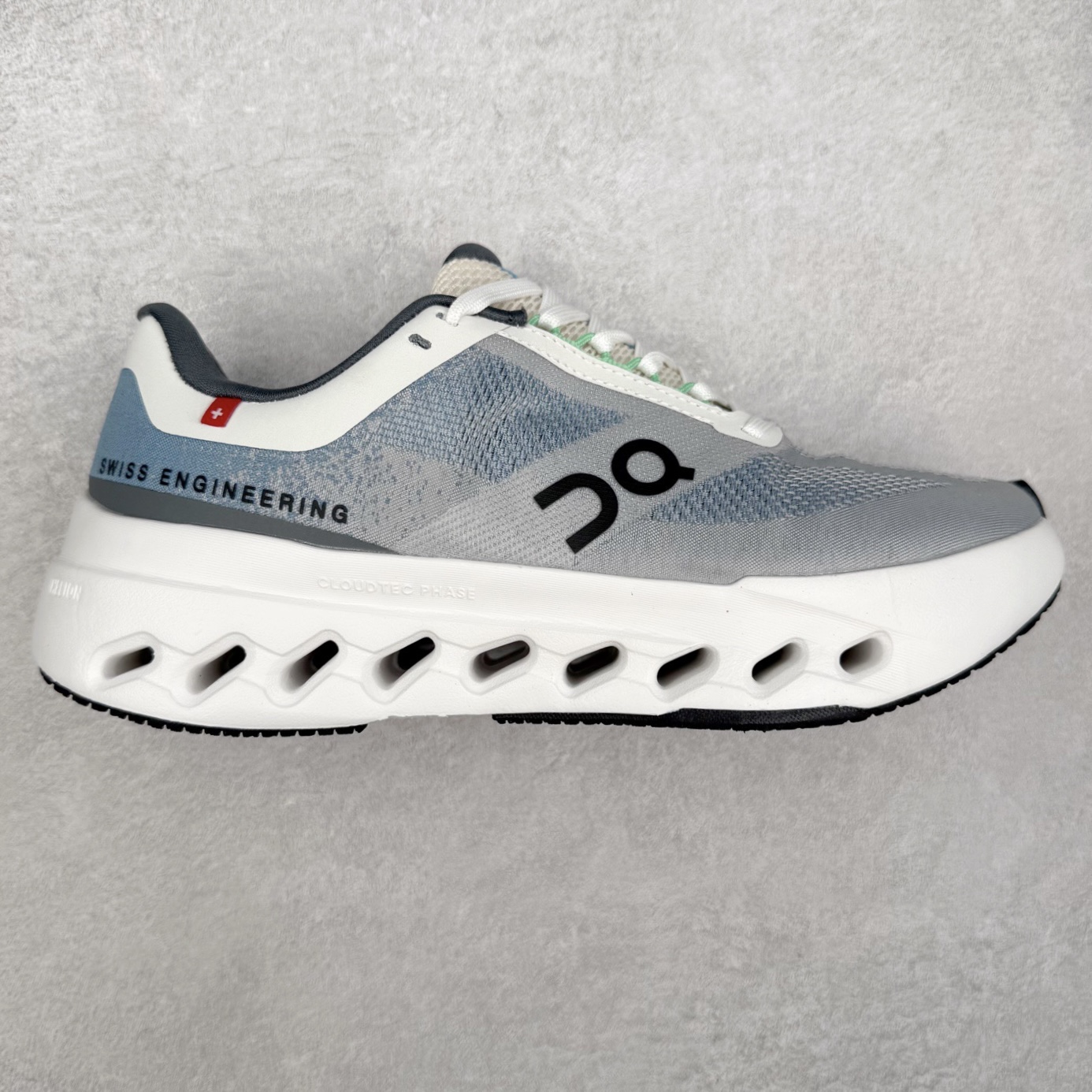 On昂跑 Cloudsurfer Next Z5 舒适柔软低帮跑步鞋 此运动品牌 开创于2010年 缓震着陆、强效回弹、轻柔质感的设计构思始终是ON研制关键 与此同时基于“为全球提供革新性的跑步感受”信念 陆续推出了多款跑鞋及其以专业运动人体跑步工程学为设计关键的功能性跑步服饰设备 让跑者不费力气地畅快畅跑 尺码：36 36.5 37.5 38 38.5 39 40 40.5 41 42 42.5 43 44 44.5 45-选品中心