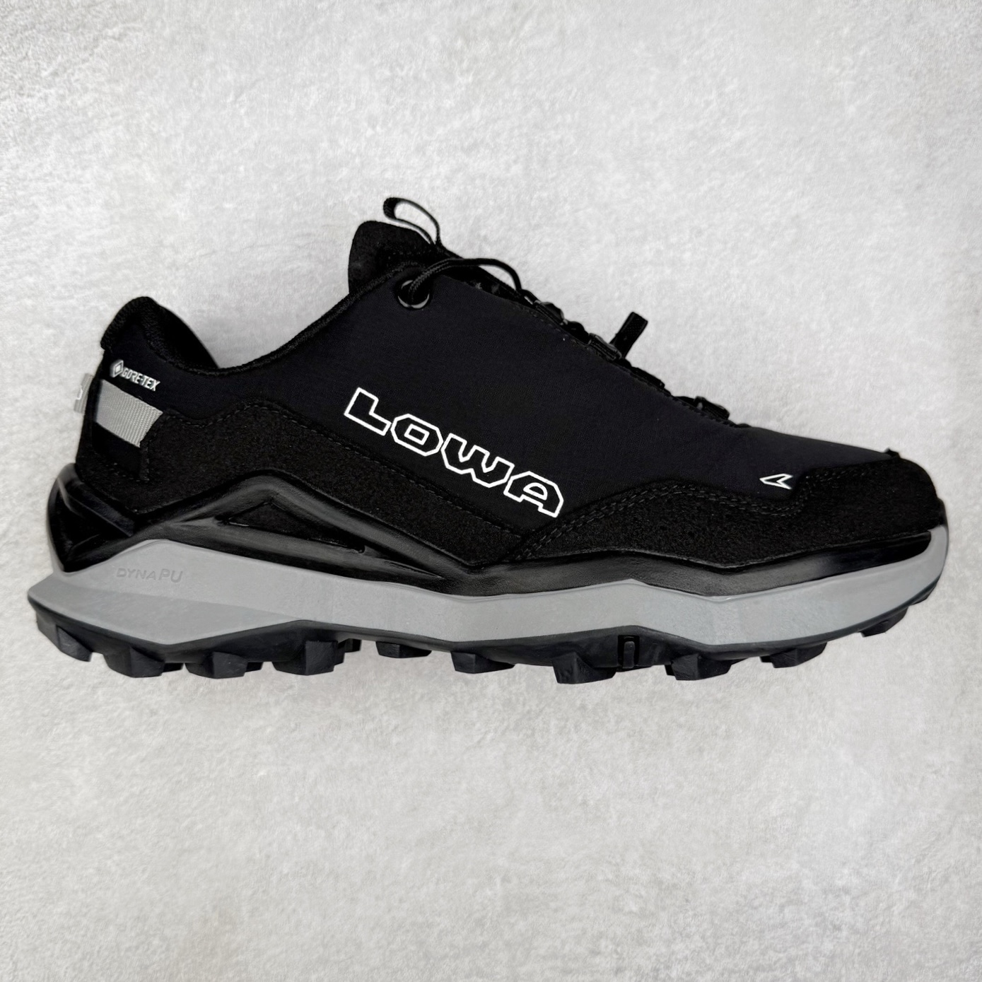 Lowa 漫游者2.0 舒适运动 减震防滑耐磨防水透气支撑轻便 低帮 户外功能鞋 1923年，LOWA诞生于德国南部巴伐利亚州的Jetzendorf一位名叫Johann Wagner的鞋匠手中。这位老鞋匠只在白天工作，晚上就陶醉在创作音乐的欢乐中。因而老鞋匠每天只能做几双鞋，但是每一双都质量上乘，不久这些鞋就闻名了德国，成为了最初的LOWA鞋。15年后，老鞋匠的儿子子承父业，并建立起了LOWA如今全球闻名、户外鞋领袖的地位。虽然历经90年，但当初老鞋匠精湛的制鞋工艺一直得以传承，纯手工的真诚与严谨也成为了LOWA秉承至今优良制鞋精神。实拍调校N版已经零色差零失真 百分百还原实物色彩所见即所得 不存在货不对板色差等低级问题 选购参考实物拍摄 不混卖不参货 只用心做好货严格选品 承诺混一赔十 尺码：36 36.5 37.5 38 38.5 39 40 40.5 41 42 42.5 43 44 44.5 45-选品中心