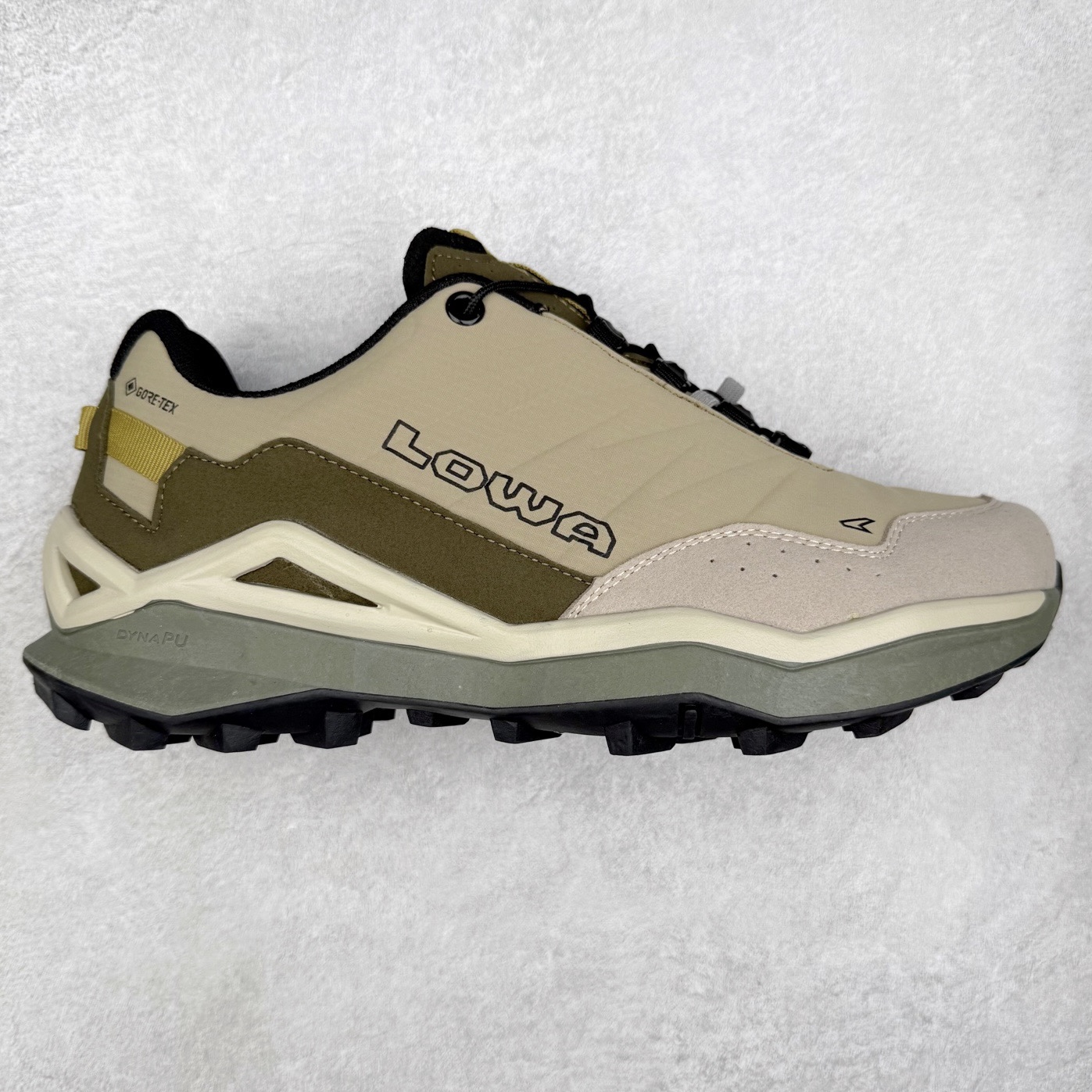 Lowa 漫游者2.0 舒适运动 减震防滑耐磨防水透气支撑轻便 低帮 户外功能鞋 1923年，LOWA诞生于德国南部巴伐利亚州的Jetzendorf一位名叫Johann Wagner的鞋匠手中。这位老鞋匠只在白天工作，晚上就陶醉在创作音乐的欢乐中。因而老鞋匠每天只能做几双鞋，但是每一双都质量上乘，不久这些鞋就闻名了德国，成为了最初的LOWA鞋。15年后，老鞋匠的儿子子承父业，并建立起了LOWA如今全球闻名、户外鞋领袖的地位。虽然历经90年，但当初老鞋匠精湛的制鞋工艺一直得以传承，纯手工的真诚与严谨也成为了LOWA秉承至今优良制鞋精神。实拍调校N版已经零色差零失真 百分百还原实物色彩所见即所得 不存在货不对板色差等低级问题 选购参考实物拍摄 不混卖不参货 只用心做好货严格选品 承诺混一赔十 尺码：36 36.5 37.5 38 38.5 39 40 40.5 41 42 42.5 43 44 44.5 45-选品中心