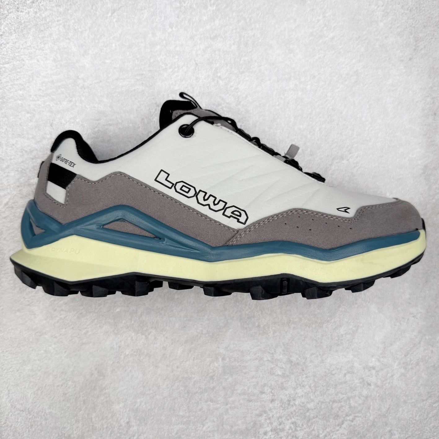 Lowa 漫游者2.0 舒适运动 减震防滑耐磨防水透气支撑轻便 低帮 户外功能鞋 1923年，LOWA诞生于德国南部巴伐利亚州的Jetzendorf一位名叫Johann Wagner的鞋匠手中。这位老鞋匠只在白天工作，晚上就陶醉在创作音乐的欢乐中。因而老鞋匠每天只能做几双鞋，但是每一双都质量上乘，不久这些鞋就闻名了德国，成为了最初的LOWA鞋。15年后，老鞋匠的儿子子承父业，并建立起了LOWA如今全球闻名、户外鞋领袖的地位。虽然历经90年，但当初老鞋匠精湛的制鞋工艺一直得以传承，纯手工的真诚与严谨也成为了LOWA秉承至今优良制鞋精神。实拍调校N版已经零色差零失真 百分百还原实物色彩所见即所得 不存在货不对板色差等低级问题 选购参考实物拍摄 不混卖不参货 只用心做好货严格选品 承诺混一赔十 尺码：36 36.5 37.5 38 38.5 39 40 40.5 41 42 42.5 43 44 44.5 45-选品中心