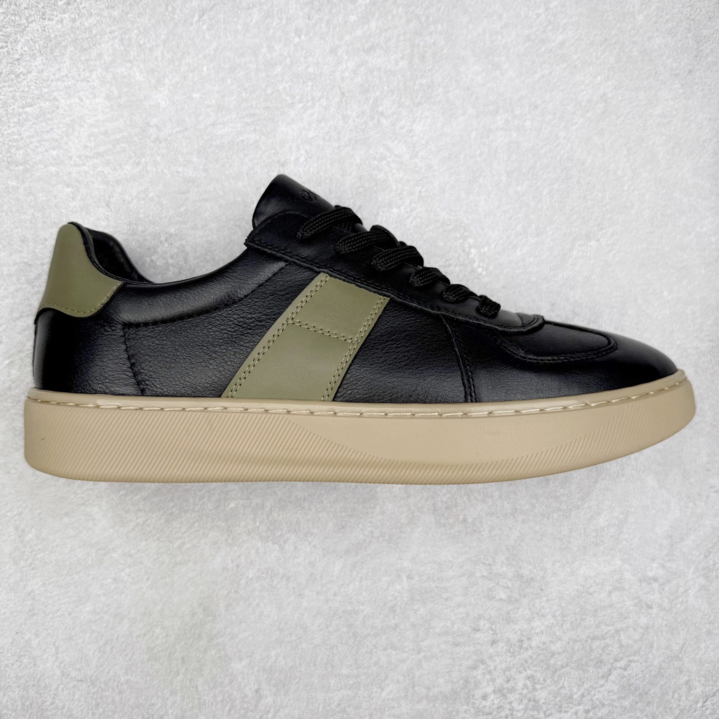 ECCO爱步休闲鞋秋 25年新款时尚德训鞋 经典百搭板鞋 街头球鞋系列 保留板鞋的经典轮廓，同时融入球鞋的流线型线条 打造运动与街头复古的碰撞感 多元色系融和简约风格，松弛诠释街头意趣 轻松打造百变街头造型 经典鞋头设计 将时尚美学与街头文化完美融合 演绎美式复古潮流 邂逅复古时尚 搭载FLUIFORM™直接注塑科技 一体成型贴合脚部，舒适升级 鞋底采用耐磨抓地的橡胶大底 轻松应对日常行走的磨损考验 缤纷色系 玩转街头 尺码：38 39 40 41 42 43 44（皮鞋码）-选品中心