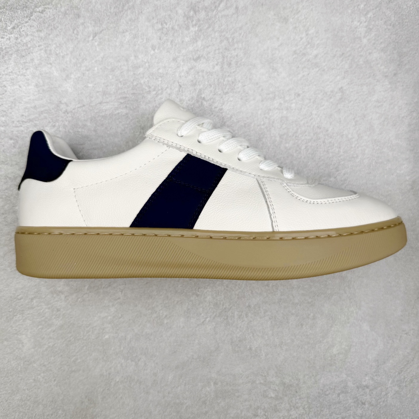 ECCO爱步休闲鞋秋 25年新款时尚德训鞋 经典百搭板鞋 街头球鞋系列 保留板鞋的经典轮廓，同时融入球鞋的流线型线条 打造运动与街头复古的碰撞感 多元色系融和简约风格，松弛诠释街头意趣 轻松打造百变街头造型 经典鞋头设计 将时尚美学与街头文化完美融合 演绎美式复古潮流 邂逅复古时尚 搭载FLUIFORM™直接注塑科技 一体成型贴合脚部，舒适升级 鞋底采用耐磨抓地的橡胶大底 轻松应对日常行走的磨损考验 缤纷色系 玩转街头 尺码：38 39 40 41 42 43 44（皮鞋码）-选品中心