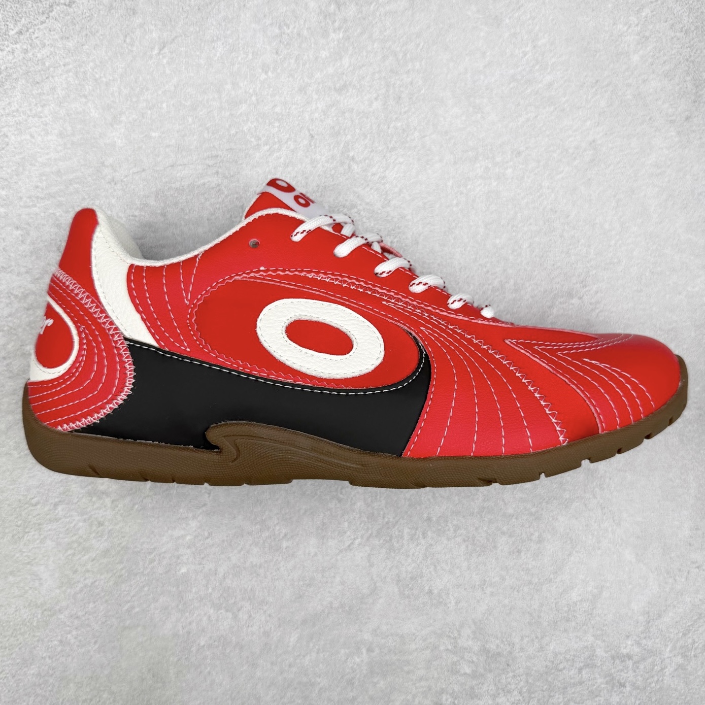 OLD ORDER Turbo-Lite芭蕾复古百搭德训鞋日常 防滑透气 低帮 生活休闲鞋 男女同款 OLD ORDER成立于2019年，其品牌含义为“|日秩序”——源于我们对现在过于整齐有序的环境秩序，每个人都循规蹈矩地活着产生的一种自我反省。品牌缩写为OO，即 ∞，意味着思想，格局，眼界的无穷大，足以让我们跳出现有的条条框框，将过于整齐有序的上世纪文化与未来趋势重组，让日时秩序下的自由在衣物上得以体现。而绝妙的改制手法，更是强调着我们对“抛开社会所加给人的包裹，还原本真自我”的美好追求，朋克运动和嬉皮士精神也在这个探索的过程中，与成衣设计融合为一体。实拍调校N版已经零色差零失真 百分百还原实物色彩所见即所得 不存在货不对板色差等低级问题 选购参考实物拍摄 不混卖不参货 只用心做好货严格选品 承诺混一赔十 尺码：36 36.5 37.5 38 38.5 39 40 40.5 41 42 42.5 43 44 44.5 45-选品中心