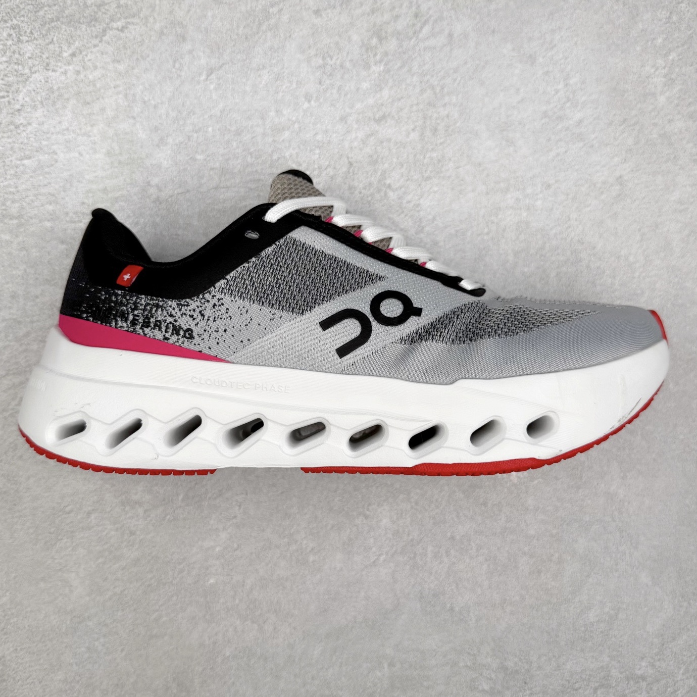 On昂跑 Cloudsurfer Next Z5 舒适柔软低帮跑步鞋 此运动品牌 开创于2010年 缓震着陆、强效回弹、轻柔质感的设计构思始终是ON研制关键 与此同时基于“为全球提供革新性的跑步感受”信念 陆续推出了多款跑鞋及其以专业运动人体跑步工程学为设计关键的功能性跑步服饰设备 让跑者不费力气地畅快畅跑 尺码：36 36.5 37.5 38 38.5 39 40 40.5 41 42 42.5 43 44 44.5 45-选品中心