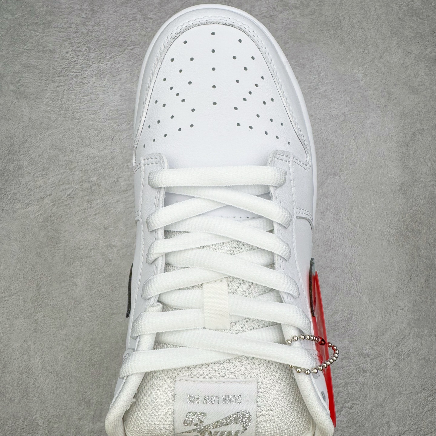 图片[4]-＃YC纯原 Supreme x Nk Dunk SB Dunk Low 舒适 防滑耐磨低帮板鞋 男女同款 联名亚洲限定白灰 HQ8487-100 毫无疑问市场中端王者 实力大厂出品 新配色陆续开发 利润个位数只为口碑 全套原纸板楦头开发 确保原汁原味 完美呈现DUNK版型 一比一鞋头弧度高度鞋身弧度 此版本只针对中端市场 皮料材质有所更替 其他数据细节工艺流程均保持一致 绝不口嗨 细节品控鞋型随意对比 独家私模官方第六代原厂航空铝磨具打磨大底 鞋头坡度极致还原 无解鞋型 原盒原配 圈内天花板工艺 原厂玻璃冲刀 超高清洁度 全鞋零毛边皮料切割 原厂中底布点胶 中底布拉帮走线遵循公司 尺码：40 40.5 41 42 42.5 43 44 44.5 45 46-选品中心