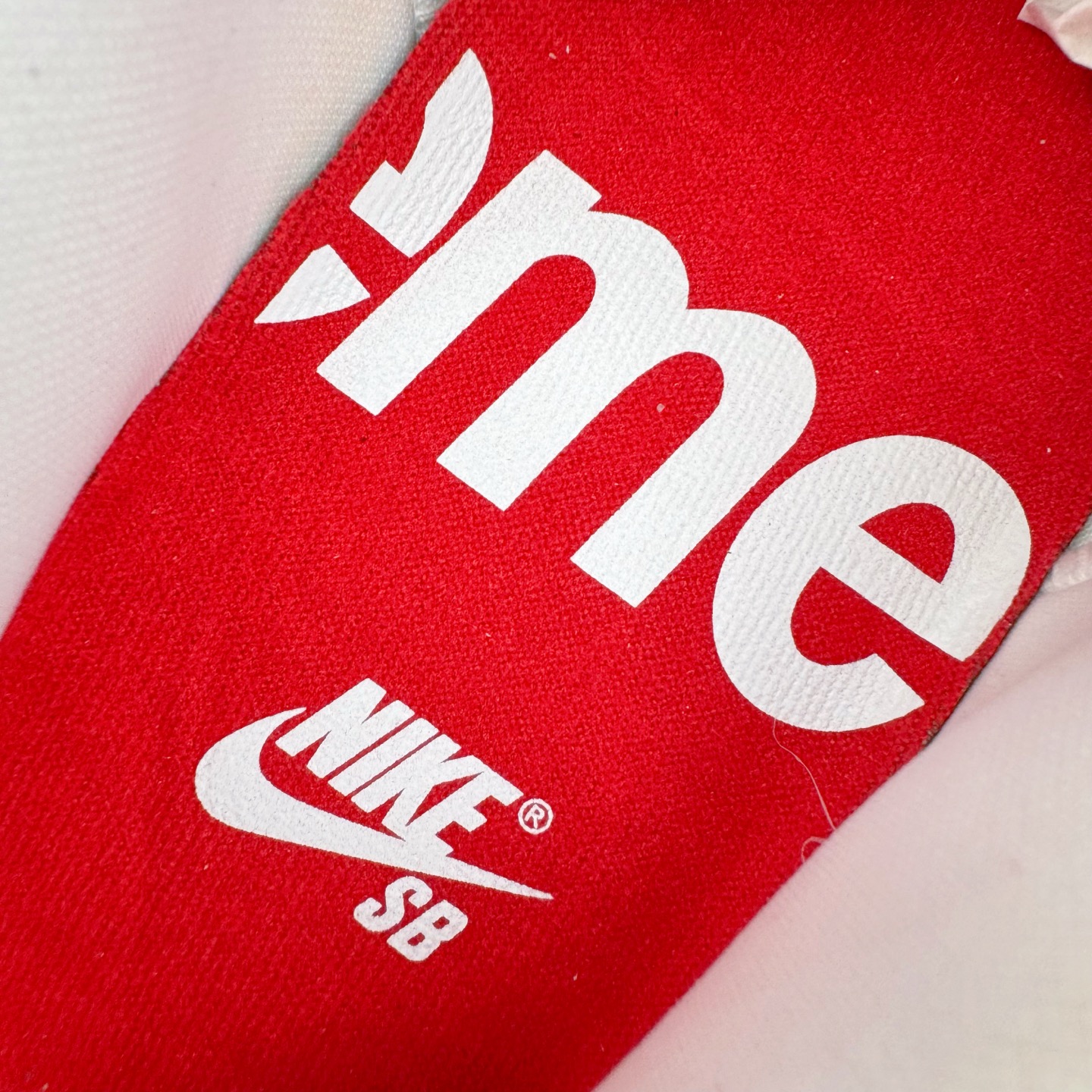 图片[12]-＃YC纯原 Supreme x Nk Dunk SB Dunk Low 舒适 防滑耐磨低帮板鞋 男女同款 联名亚洲限定白灰 HQ8487-100 毫无疑问市场中端王者 实力大厂出品 新配色陆续开发 利润个位数只为口碑 全套原纸板楦头开发 确保原汁原味 完美呈现DUNK版型 一比一鞋头弧度高度鞋身弧度 此版本只针对中端市场 皮料材质有所更替 其他数据细节工艺流程均保持一致 绝不口嗨 细节品控鞋型随意对比 独家私模官方第六代原厂航空铝磨具打磨大底 鞋头坡度极致还原 无解鞋型 原盒原配 圈内天花板工艺 原厂玻璃冲刀 超高清洁度 全鞋零毛边皮料切割 原厂中底布点胶 中底布拉帮走线遵循公司 尺码：40 40.5 41 42 42.5 43 44 44.5 45 46-选品中心