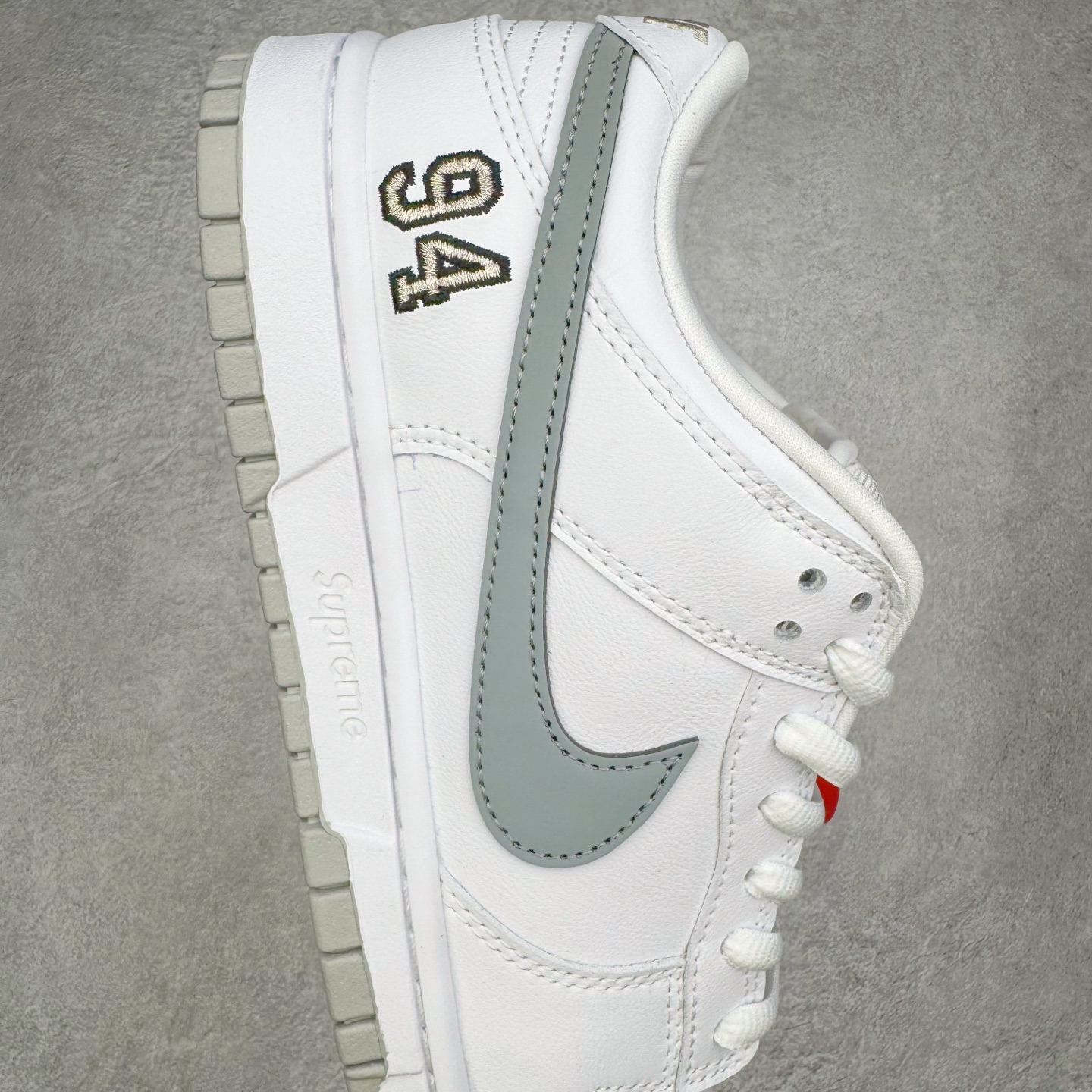 图片[6]-＃YC纯原 Supreme x Nk Dunk SB Dunk Low 舒适 防滑耐磨低帮板鞋 男女同款 联名亚洲限定白灰 HQ8487-100 毫无疑问市场中端王者 实力大厂出品 新配色陆续开发 利润个位数只为口碑 全套原纸板楦头开发 确保原汁原味 完美呈现DUNK版型 一比一鞋头弧度高度鞋身弧度 此版本只针对中端市场 皮料材质有所更替 其他数据细节工艺流程均保持一致 绝不口嗨 细节品控鞋型随意对比 独家私模官方第六代原厂航空铝磨具打磨大底 鞋头坡度极致还原 无解鞋型 原盒原配 圈内天花板工艺 原厂玻璃冲刀 超高清洁度 全鞋零毛边皮料切割 原厂中底布点胶 中底布拉帮走线遵循公司 尺码：40 40.5 41 42 42.5 43 44 44.5 45 46-选品中心