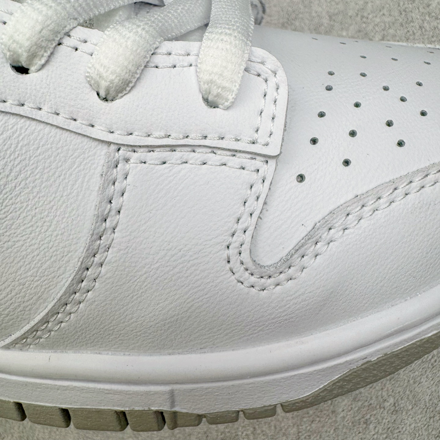 图片[20]-＃YC纯原 Supreme x Nk Dunk SB Dunk Low 舒适 防滑耐磨低帮板鞋 男女同款 联名亚洲限定白灰 HQ8487-100 毫无疑问市场中端王者 实力大厂出品 新配色陆续开发 利润个位数只为口碑 全套原纸板楦头开发 确保原汁原味 完美呈现DUNK版型 一比一鞋头弧度高度鞋身弧度 此版本只针对中端市场 皮料材质有所更替 其他数据细节工艺流程均保持一致 绝不口嗨 细节品控鞋型随意对比 独家私模官方第六代原厂航空铝磨具打磨大底 鞋头坡度极致还原 无解鞋型 原盒原配 圈内天花板工艺 原厂玻璃冲刀 超高清洁度 全鞋零毛边皮料切割 原厂中底布点胶 中底布拉帮走线遵循公司 尺码：40 40.5 41 42 42.5 43 44 44.5 45 46-选品中心