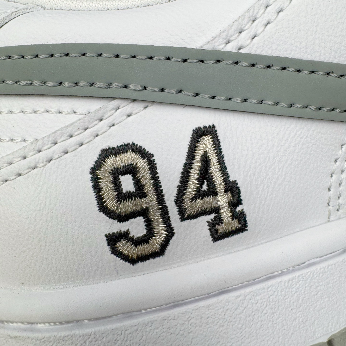 图片[19]-＃YC纯原 Supreme x Nk Dunk SB Dunk Low 舒适 防滑耐磨低帮板鞋 男女同款 联名亚洲限定白灰 HQ8487-100 毫无疑问市场中端王者 实力大厂出品 新配色陆续开发 利润个位数只为口碑 全套原纸板楦头开发 确保原汁原味 完美呈现DUNK版型 一比一鞋头弧度高度鞋身弧度 此版本只针对中端市场 皮料材质有所更替 其他数据细节工艺流程均保持一致 绝不口嗨 细节品控鞋型随意对比 独家私模官方第六代原厂航空铝磨具打磨大底 鞋头坡度极致还原 无解鞋型 原盒原配 圈内天花板工艺 原厂玻璃冲刀 超高清洁度 全鞋零毛边皮料切割 原厂中底布点胶 中底布拉帮走线遵循公司 尺码：40 40.5 41 42 42.5 43 44 44.5 45 46-选品中心