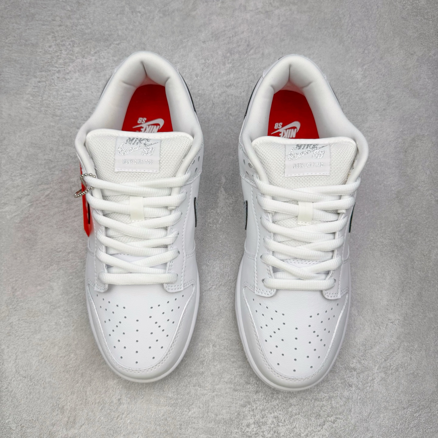 图片[2]-＃YC纯原 Supreme x Nk Dunk SB Dunk Low 舒适 防滑耐磨低帮板鞋 男女同款 联名亚洲限定白灰 HQ8487-100 毫无疑问市场中端王者 实力大厂出品 新配色陆续开发 利润个位数只为口碑 全套原纸板楦头开发 确保原汁原味 完美呈现DUNK版型 一比一鞋头弧度高度鞋身弧度 此版本只针对中端市场 皮料材质有所更替 其他数据细节工艺流程均保持一致 绝不口嗨 细节品控鞋型随意对比 独家私模官方第六代原厂航空铝磨具打磨大底 鞋头坡度极致还原 无解鞋型 原盒原配 圈内天花板工艺 原厂玻璃冲刀 超高清洁度 全鞋零毛边皮料切割 原厂中底布点胶 中底布拉帮走线遵循公司 尺码：40 40.5 41 42 42.5 43 44 44.5 45 46-选品中心